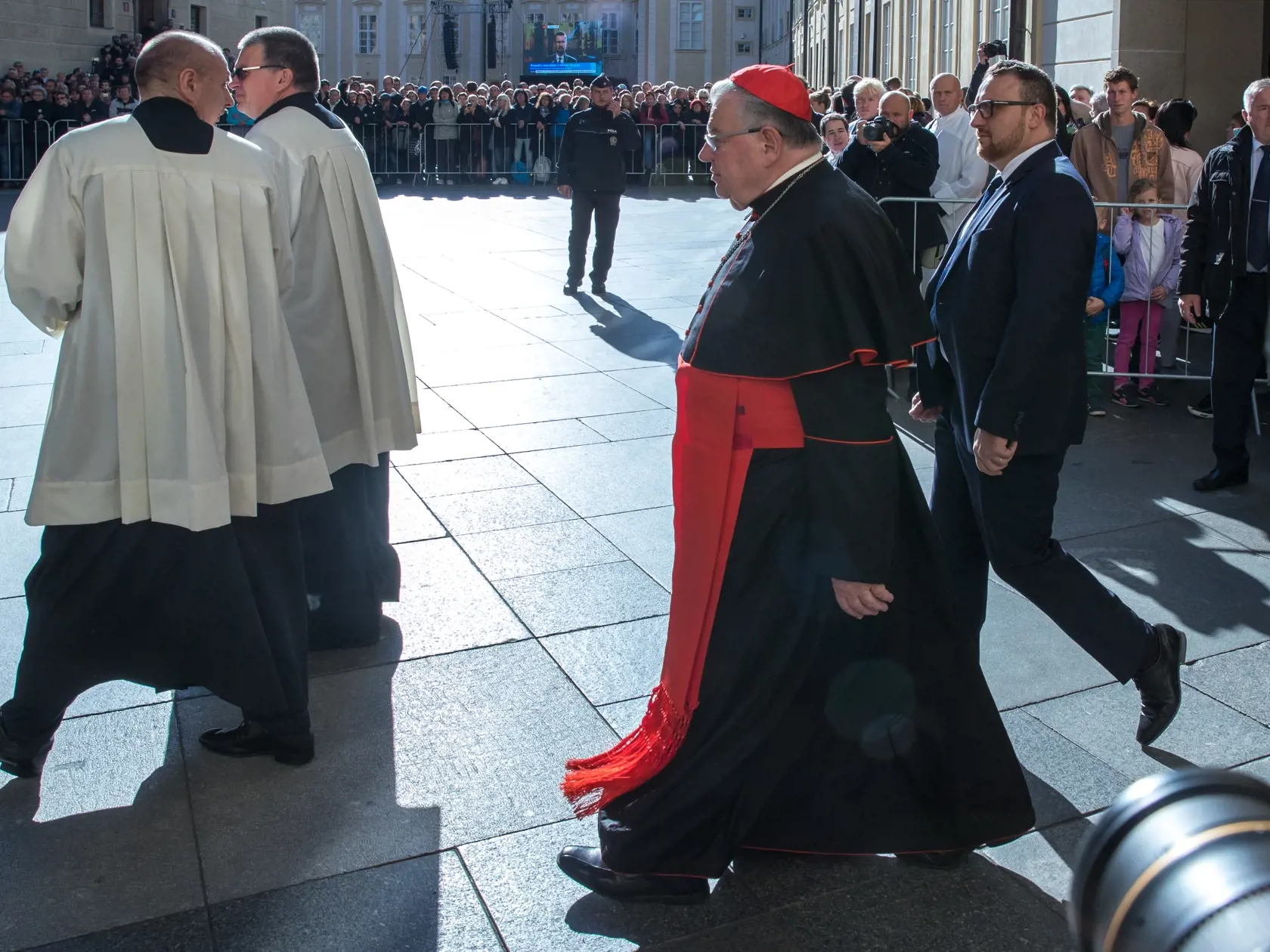 Zádušná omša za zosnulého Karla Gotta v chráme Svätého Víta na Pražskom hrade. S hudobnou legendou sa prišlo rozlúčiť množstvo známych osobností kultúrneho a verejného života. Na snímke v strede je kardinál Dominik Duka.