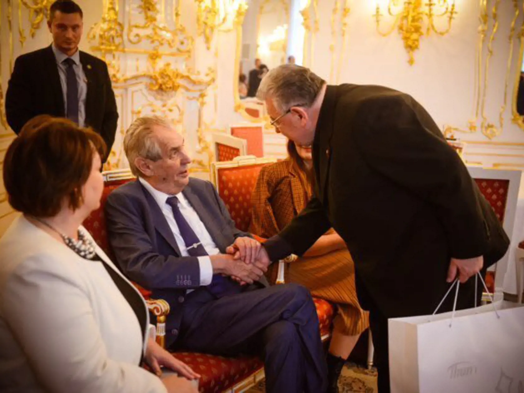 Milošovi Zemanovi gratuluje kardinál Dominik Duka.