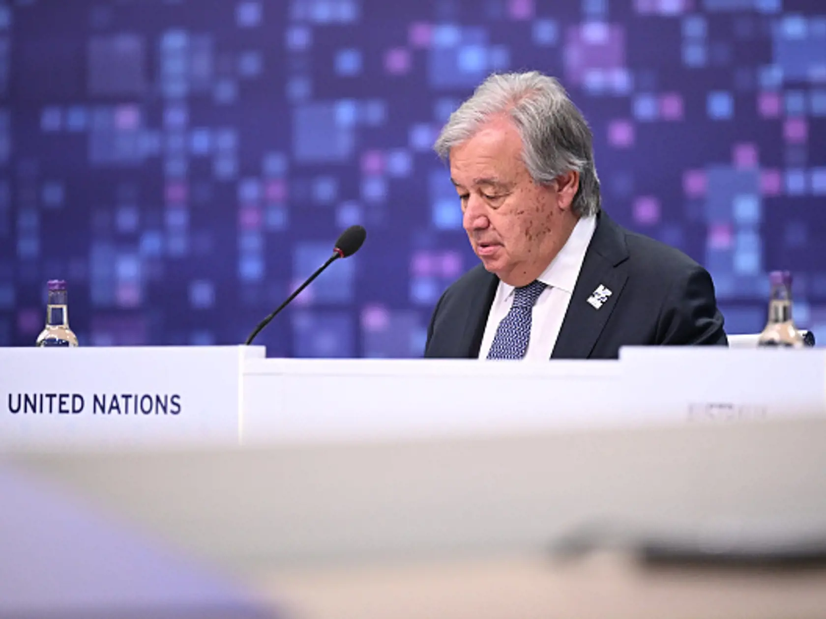 Generálny tajomník OSN António Guterres svetové spoločenstvo vyzval, aby podniklo rázne kroky v plnení záväzkov v oblasti znižovania emisií skleníkových plynov.