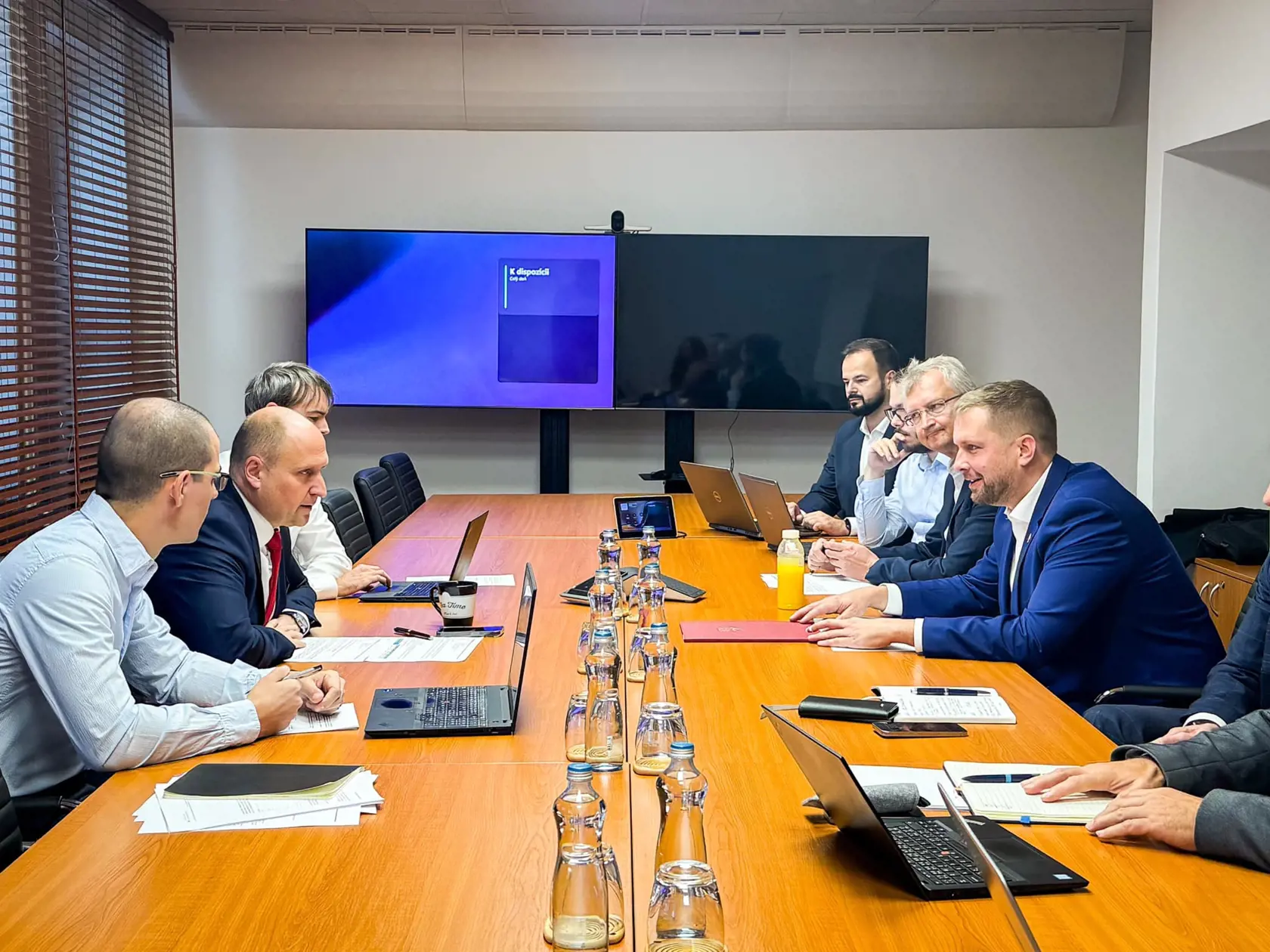 Minister zdravotníctva Kamil Šaško (Hlas) počas rokovaní so zástupcami ministerstva financií, ktoré vedie minister Ladislav Kamenický (Smer).