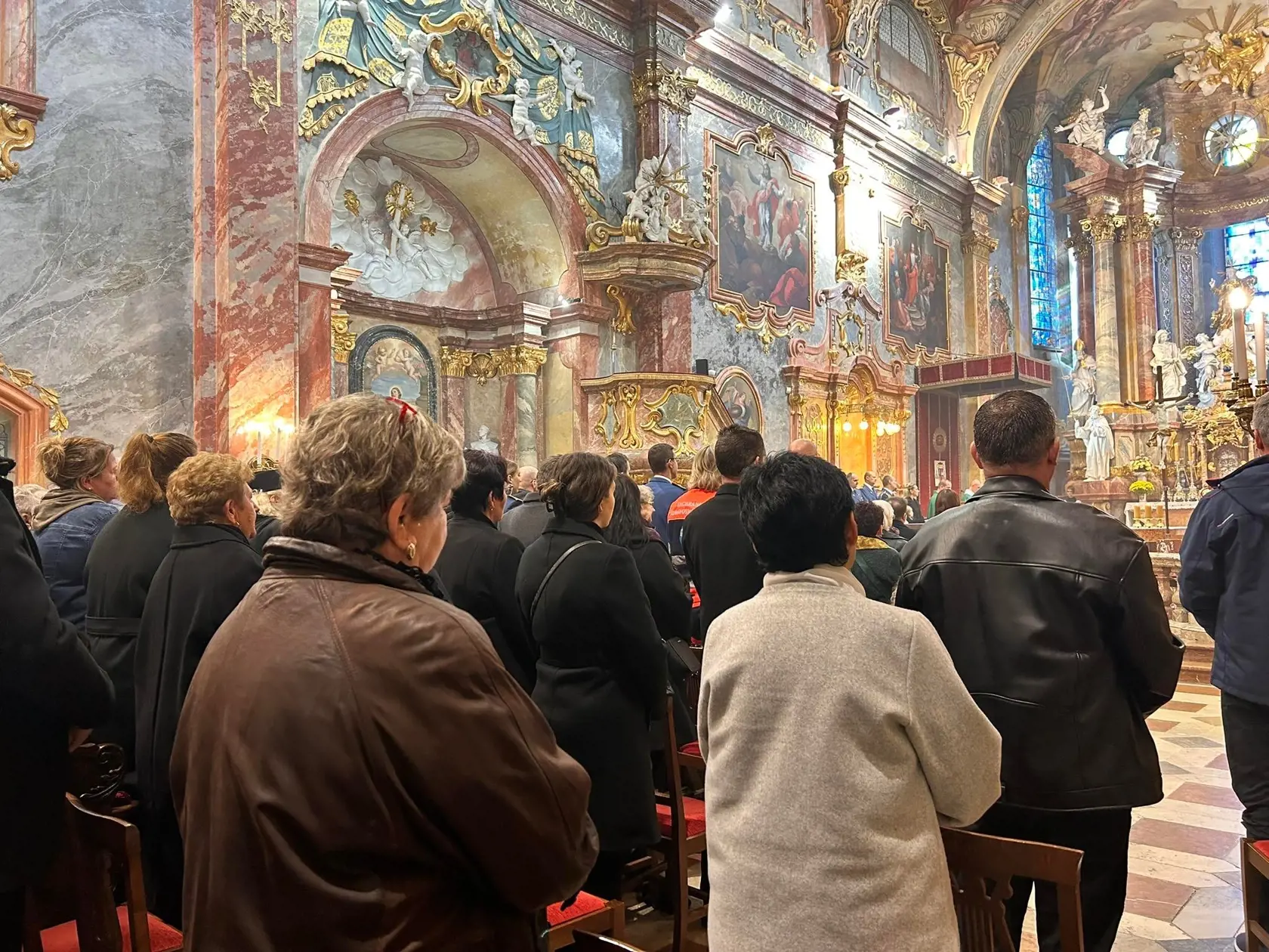 Pamiatku obetí si prišli do Katedrály sv. Emeráma uctiť pozostalí aj množstvo hasičov, policajtov, či záchranárov.