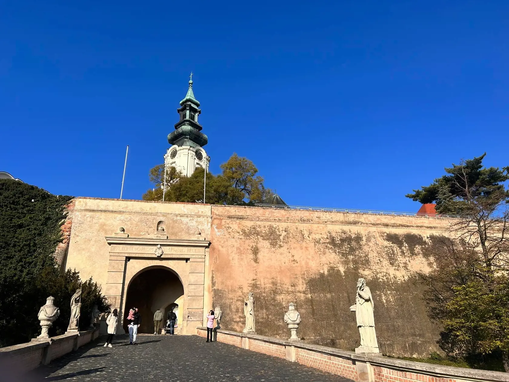Katedrála sv. Emeráma na Nitrianskom kde sa koná spomienková bohoslužba za obete tragickej nehody.