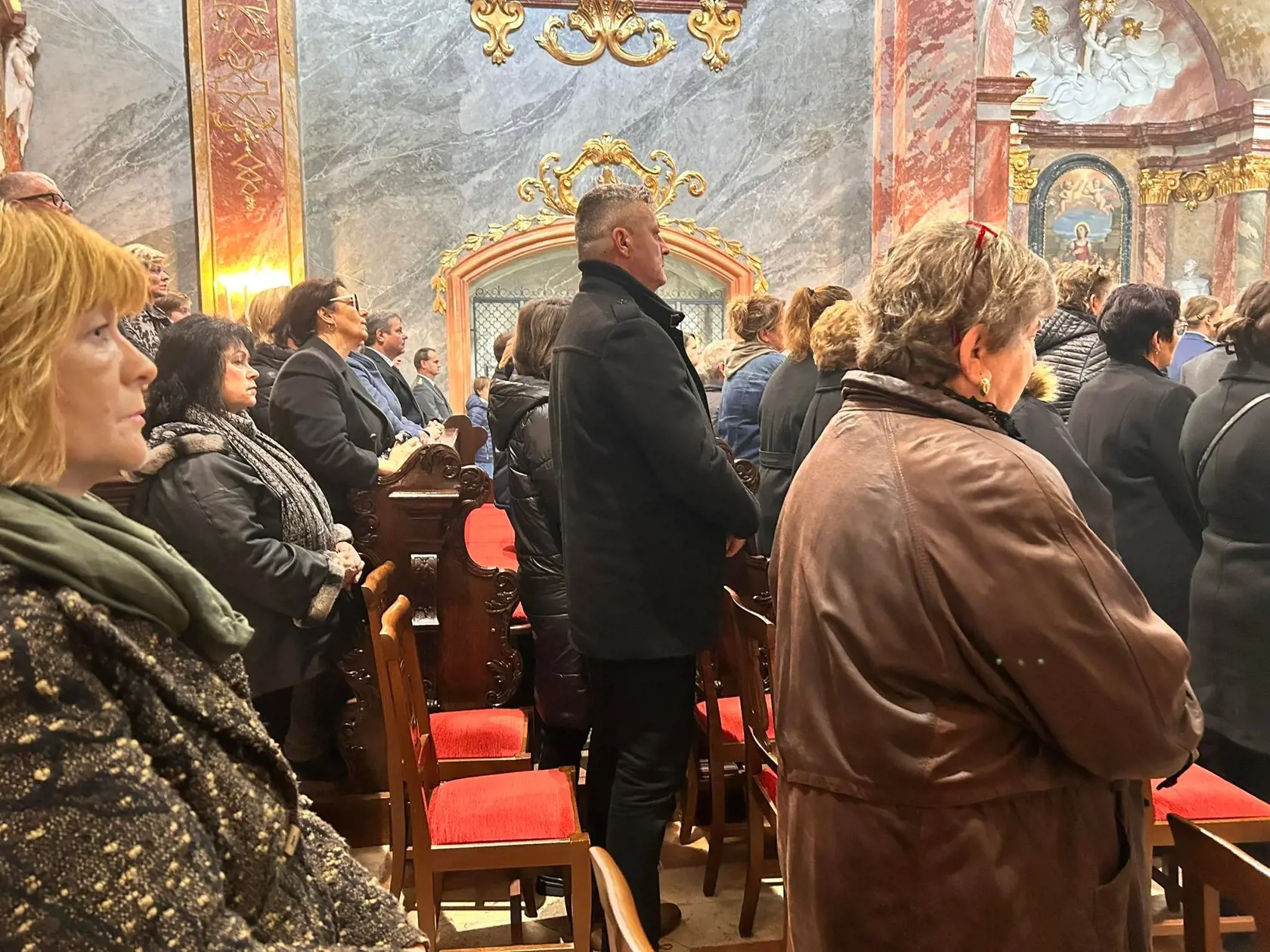 Pamiatku obetí si prišli do Katedrály sv. Emeráma uctiť pozostalí aj množstvo hasičov, policajtov, či záchranárov.