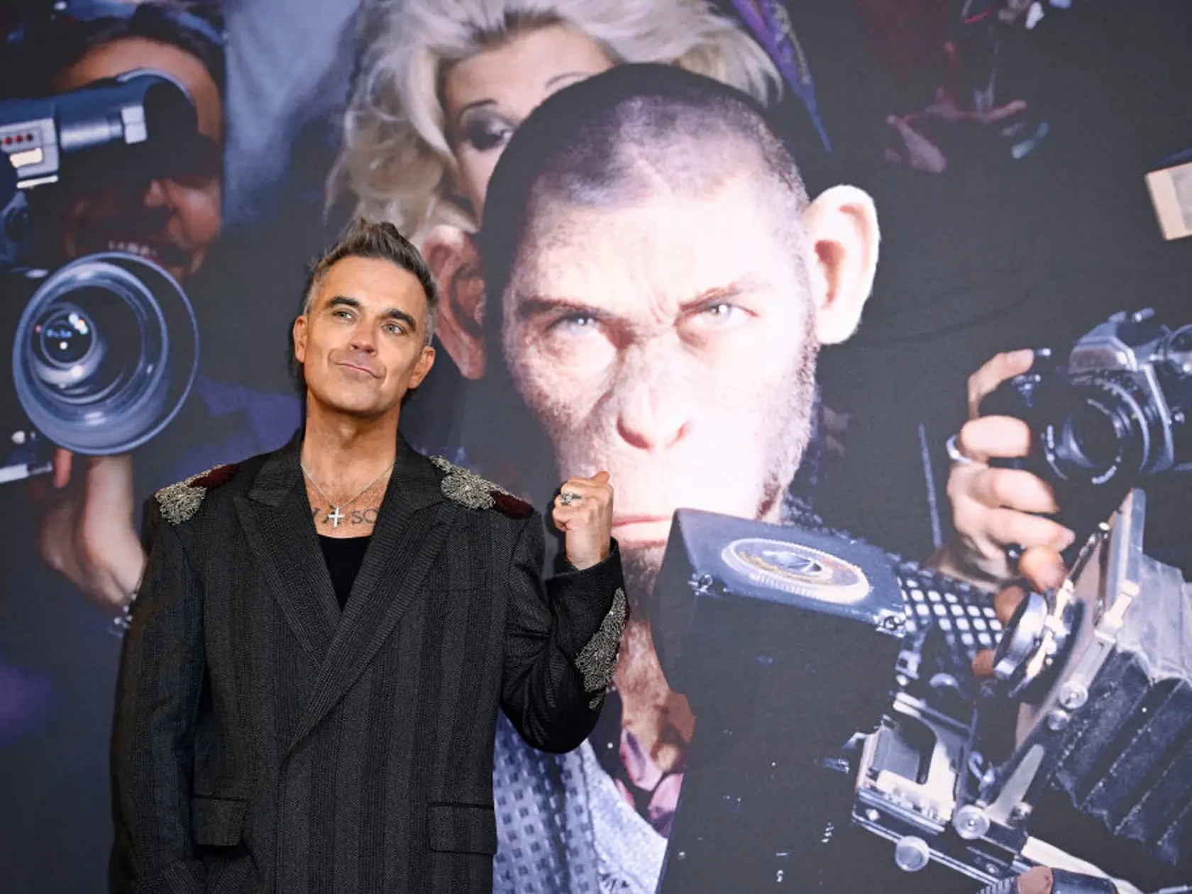 Robbie Williams na premiére životopisného filmu o sebe Better Man. Robbieho hrá herec Jonno Davies (32), ale neuvidíme jeho tvár, bude mať totiž podobu počítačom vygenerovanej opice. „Som Robbie Williams. Som jednou z najväčších popových hviezd na svete. Ale vždy som sa považoval za trocha menej vyspelého,“ vysvetľuje samotný spevák na začiatku filmu. 