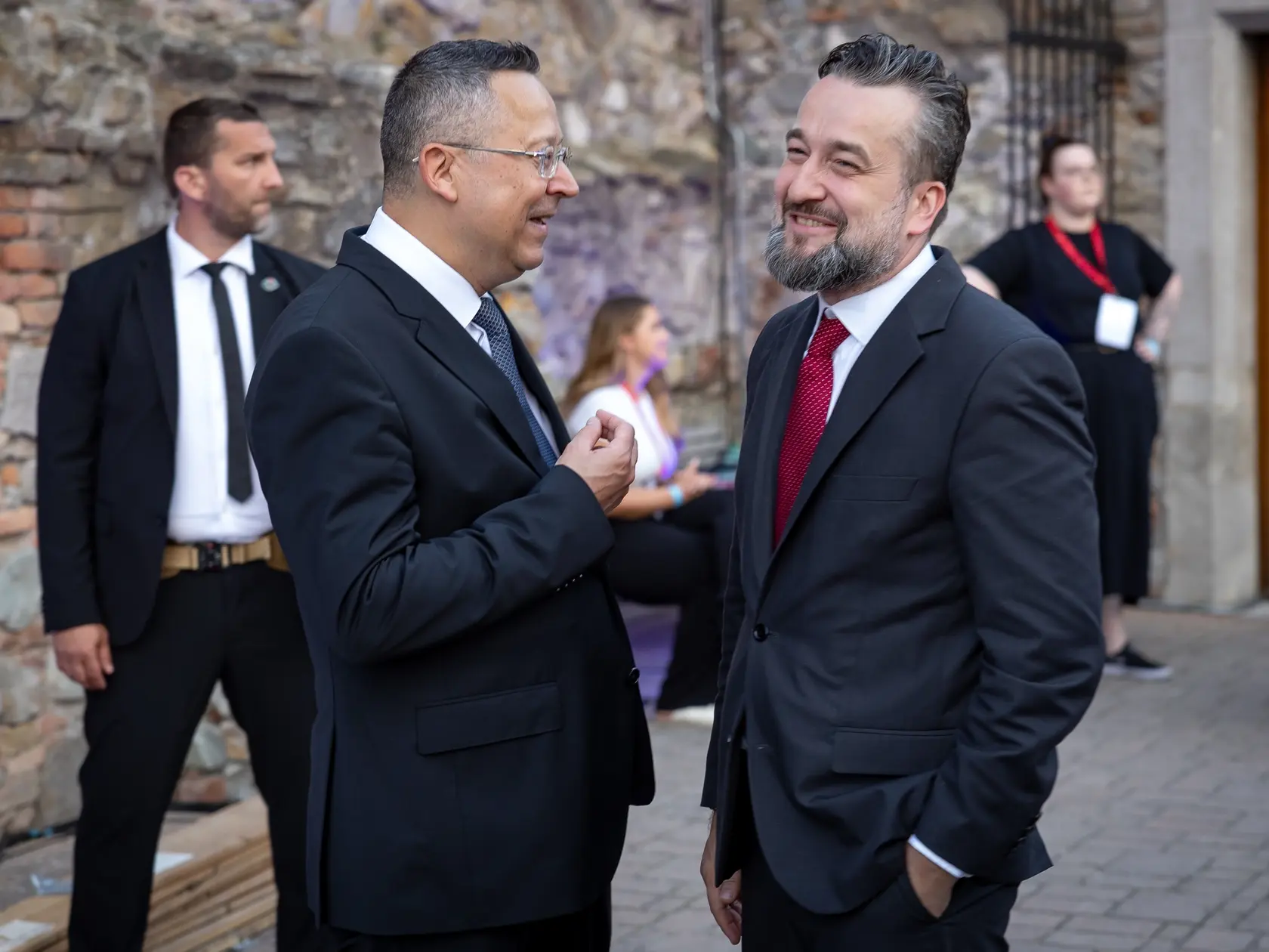 Na sviatok svätého Cyrila a Metoda sa na hrade Devín v Bratislave konali tradičné cyrilo-metodské oslavy. Pre návštevníkov bol počas celého dňa pripravený kultúrno-spoločenský program a viacero atrakcií. Večerný program bol vyhradený pre predstaviteľov štátu a pozvaných hostí. Na snímke je Ladislav Kamenický a Ľuboš Blaha.