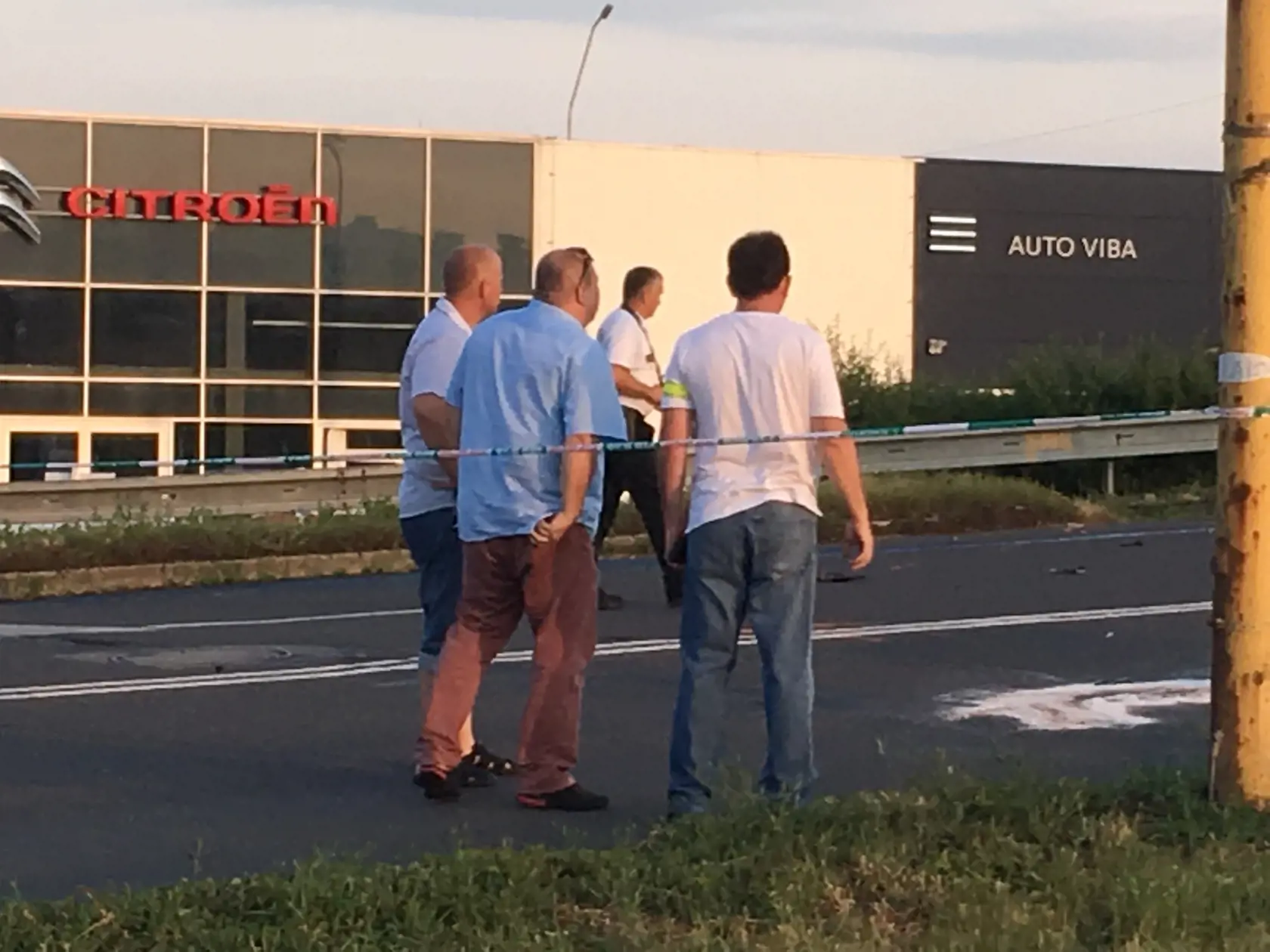 K nehode prišiel aj krajský riaditeľ polície (v strede).