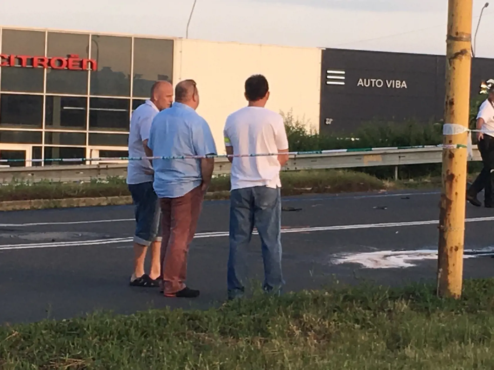 K nehode prišiel aj krajský riaditeľ polície (v strede).