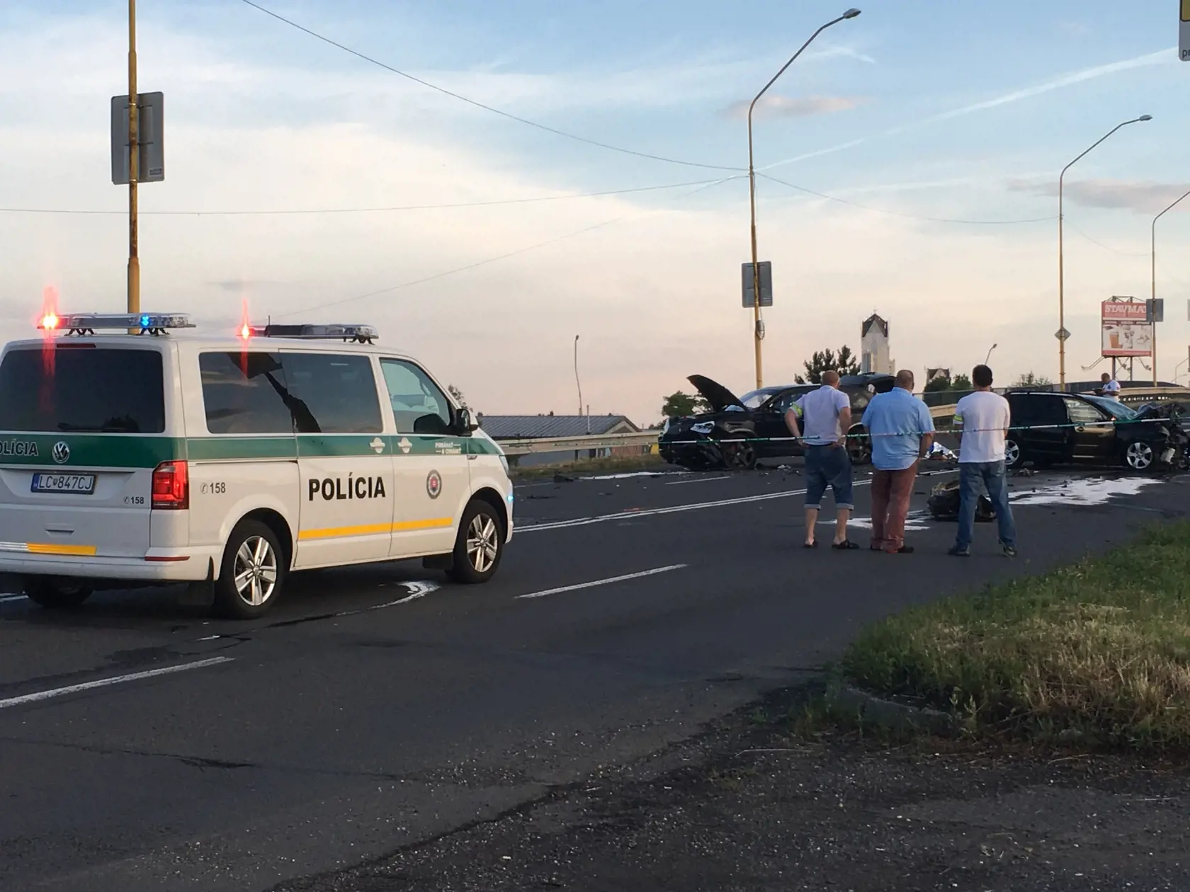 K nehode prišiel aj krajský riaditeľ polície (v strede).