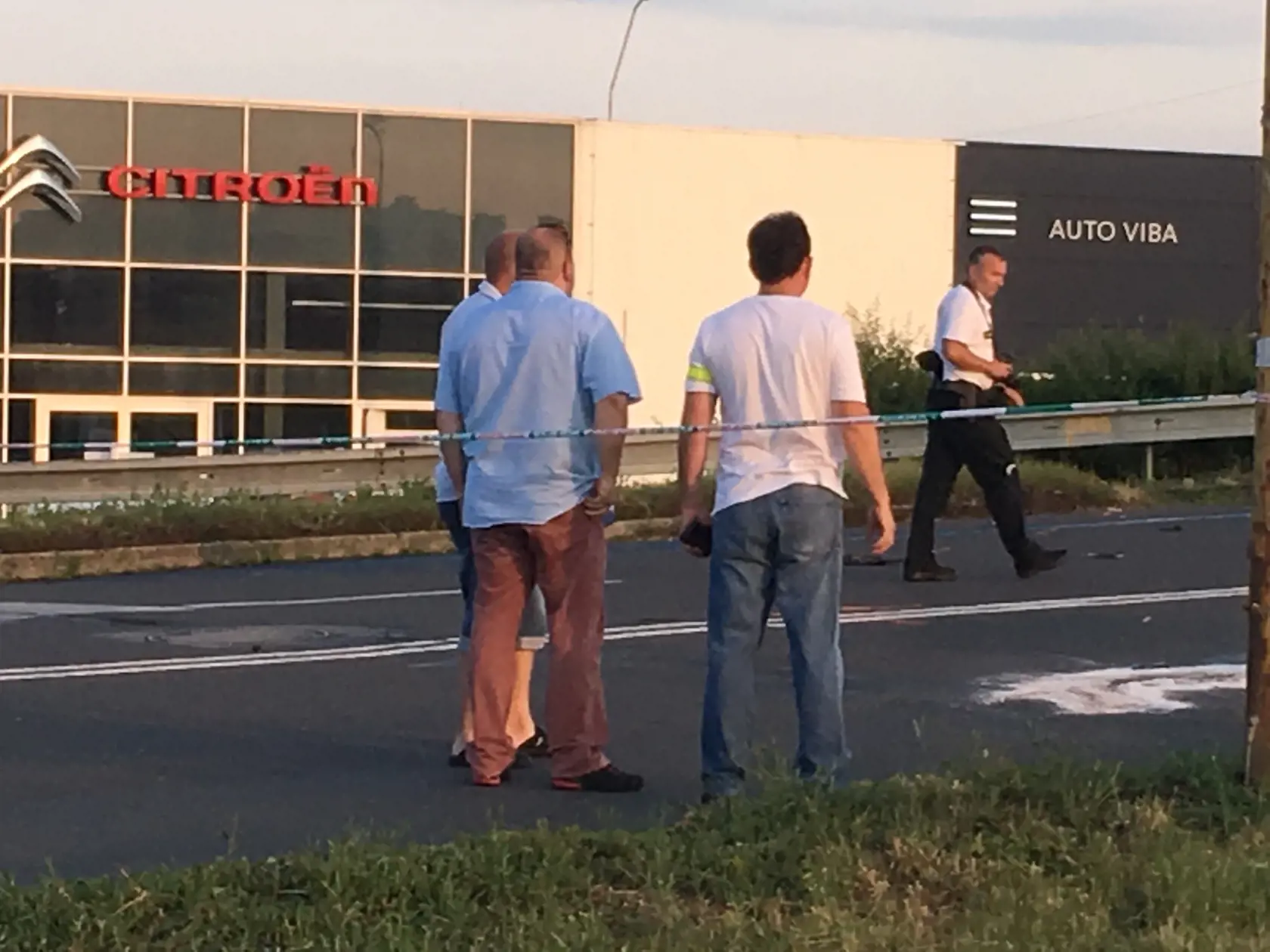 K nehode prišiel aj krajský riaditeľ polície (v strede).