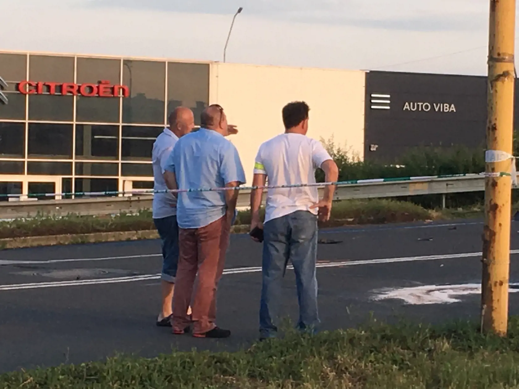 K nehode prišiel aj krajský riaditeľ polície (v strede).