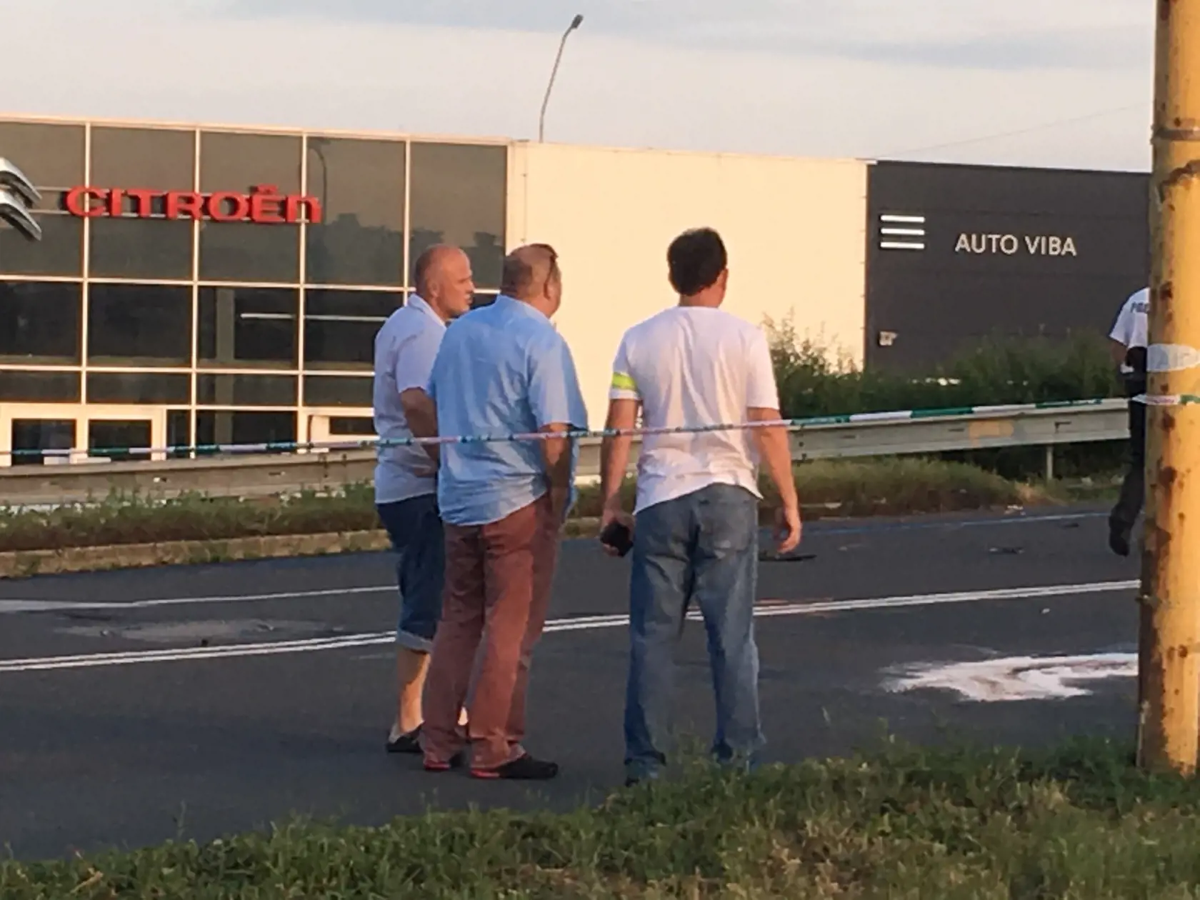 K nehode prišiel aj krajský riaditeľ polície (v strede).
