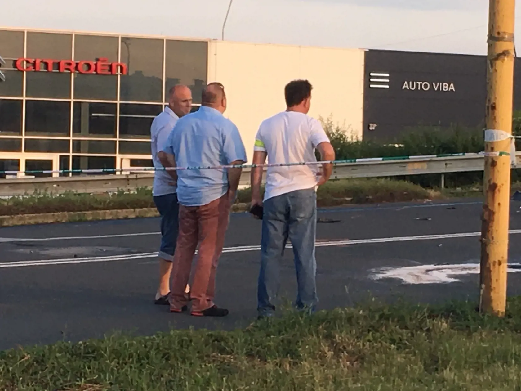 K nehode prišiel aj krajský riaditeľ polície (v strede).