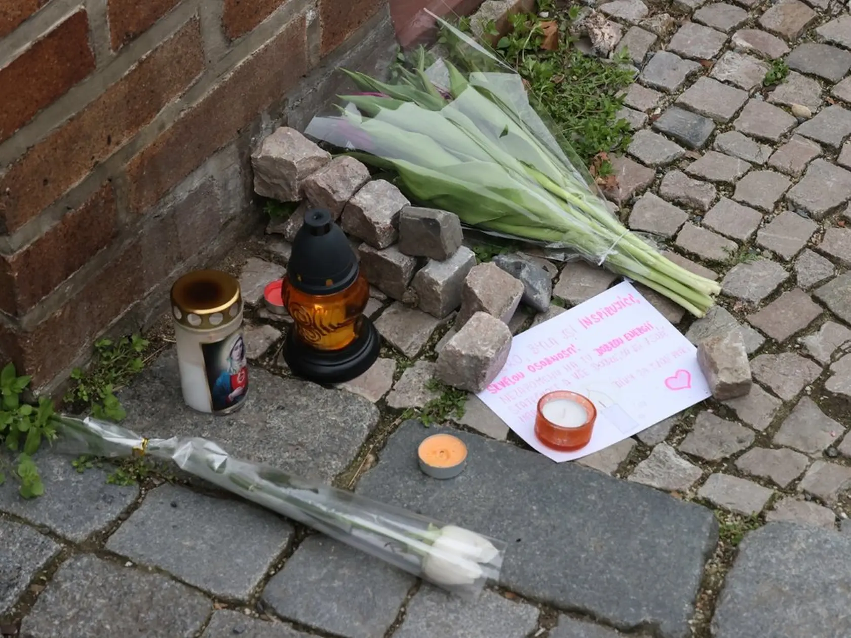 Ľudia vytvorili pred domom Slováčkovcov pietne miesto.