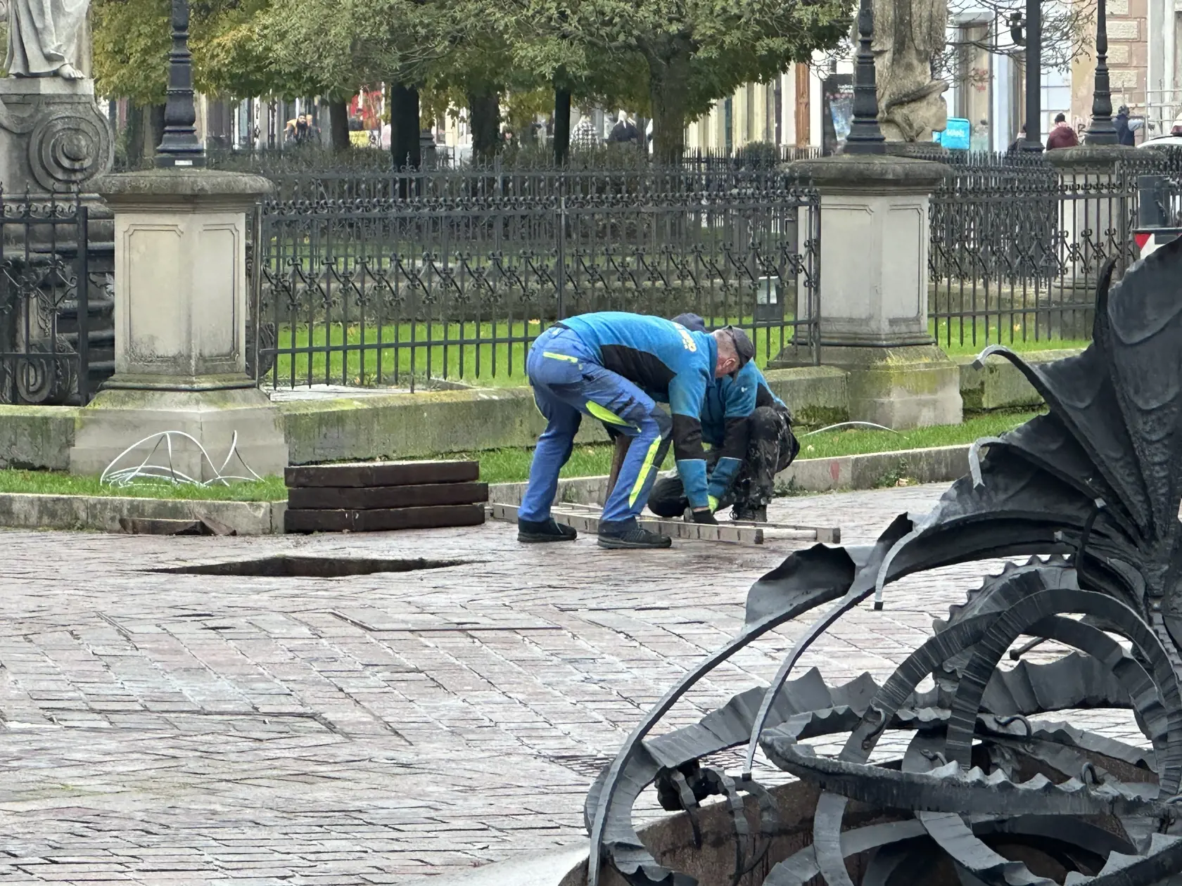 Inštalácia na Hlavnej, pri ktorej asistovali aj zamestnanci bytového podniku, začala na pravé poludnie.