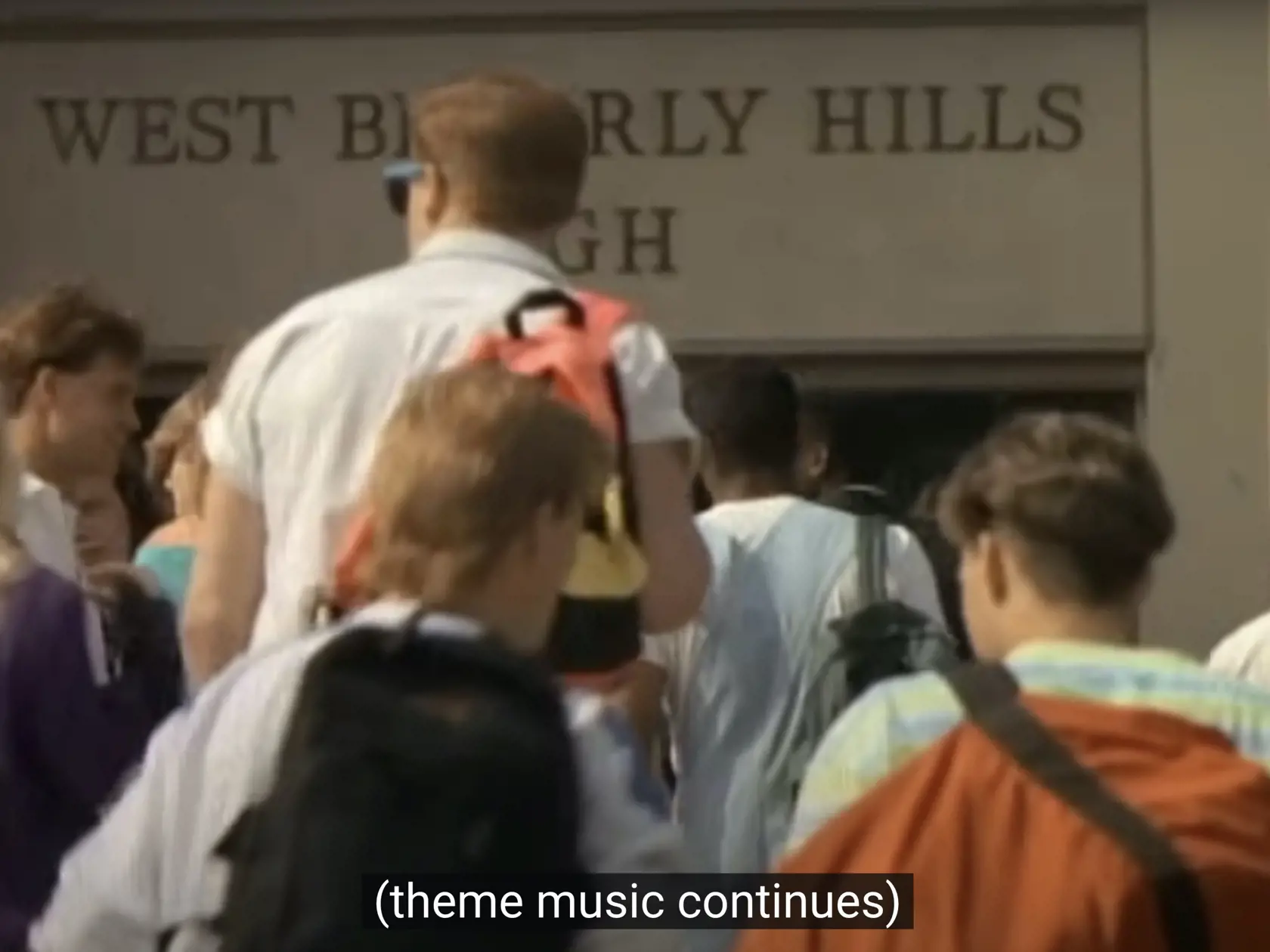 Filmové zábery zo seriálu Beverly Hills 90210 na škole West Beverly Hills High. V skutočnosti sa škola volá Torrance High School a ani sa nenachádza v Beverly Hills.
