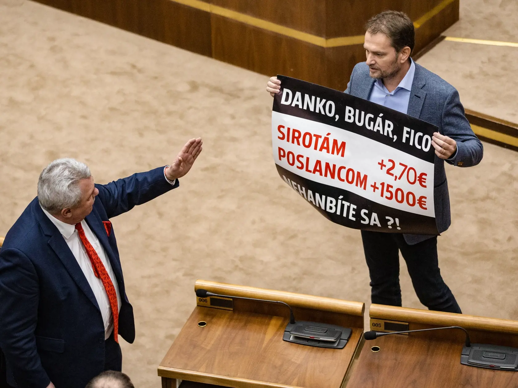 Na snímke sú poslanci NR SR Peter Marcek a Igor Matovic pocas hádky
