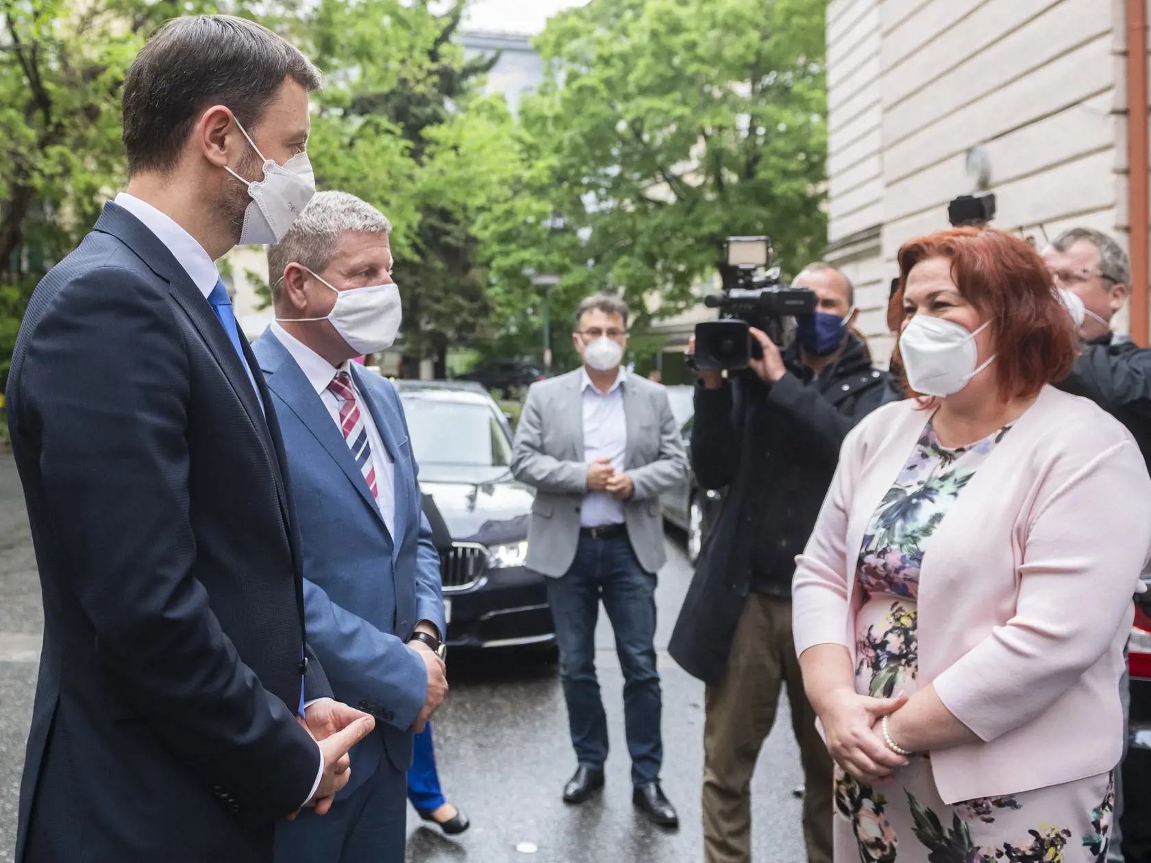 Na snímke zľava predseda vlády SR Eduard Heger (OĽaNO), minister zdravotníctva SR Vladimír Lengvarský (nominant OĽaNO) a riaditeľka Univerzitnej nemocnice Bratislava (UNB) Renáta Vandriaková počas návštevy Univerzitnej nemocnice Bratislava pri príležitosti Medzinárodného dňa sestier 12. mája 2021. FOTO TASR - Jaroslav Novák