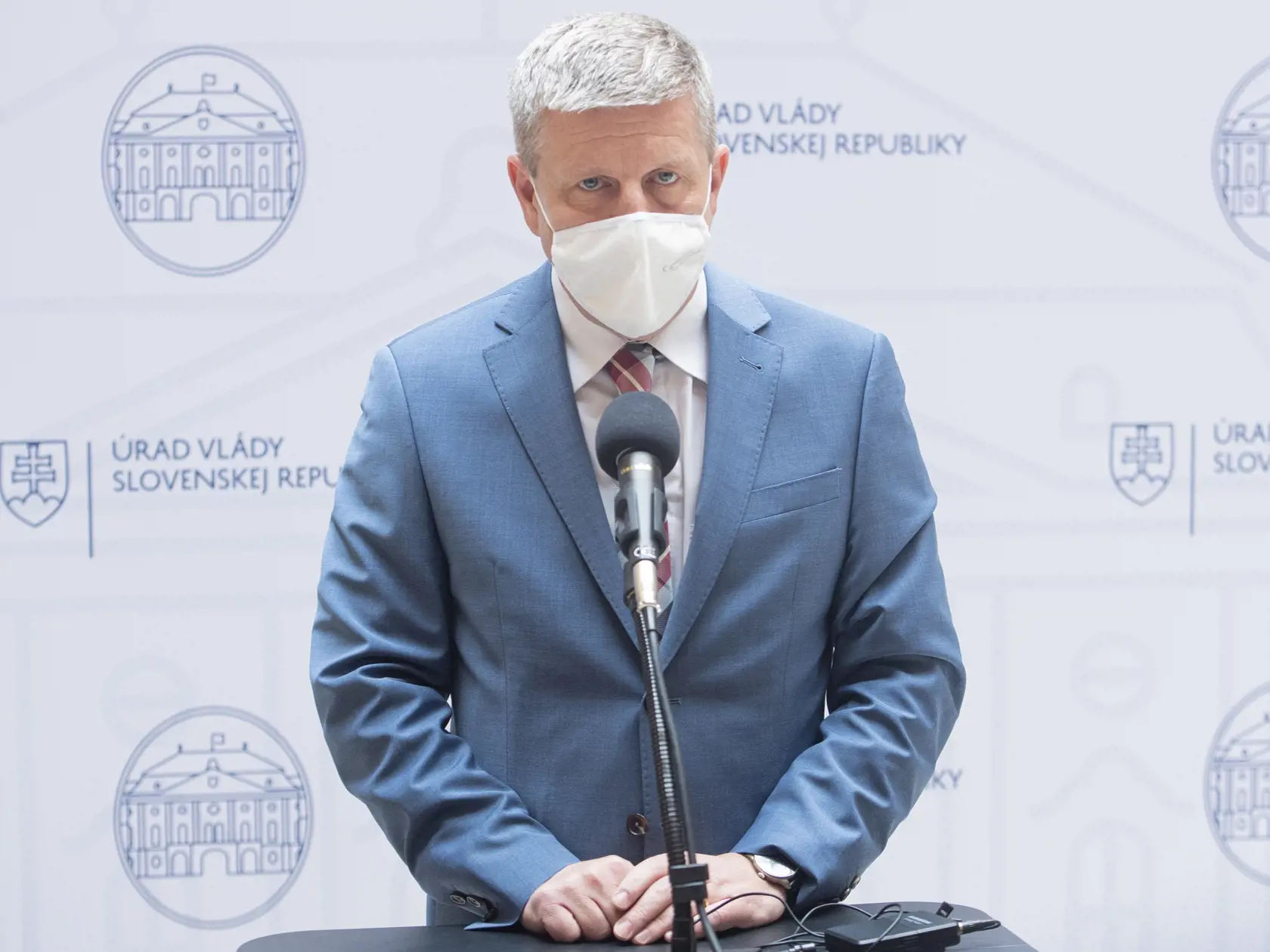 Na snímke minister zdravotníctva SR Vladimír Lengvarský (nominant OĽaNO) počas vyhlásenia  pred začiatkom 10. rokovania vlády SR 12. mája 2021 v Bratislave. Rezort zdravotníctva pripravuje registráciu na očkovanie, v rámci ktorej by si občania mohli voľne vybrať vakcíny na očkovanie proti ochoreniu COVID-19. Možnosťou by boli aj neregistrované vakcíny. Vakcínou od AstraZeneca by sa na Slovensku malo očkovať aj naďalej. FOTO TASR - Martin Baumann