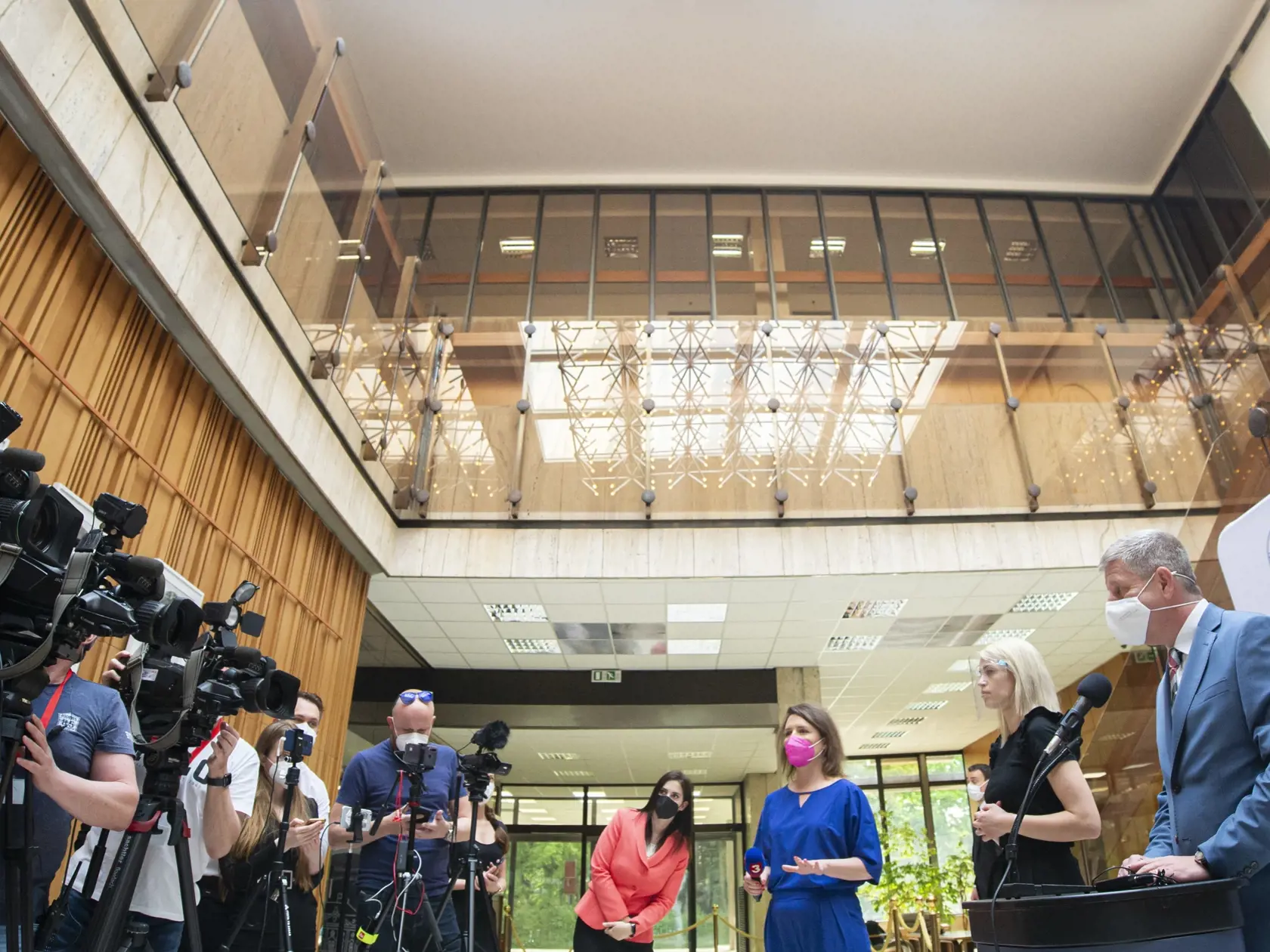 Na snímke minister zdravotníctva SR Vladimír Lengvarský (nominant OĽaNO) počas vyhlásenia  pred začiatkom 10. rokovania vlády SR 12. mája 2021 v Bratislave. Rezort zdravotníctva pripravuje registráciu na očkovanie, v rámci ktorej by si občania mohli voľne vybrať vakcíny na očkovanie proti ochoreniu COVID-19. Možnosťou by boli aj neregistrované vakcíny. Vakcínou od AstraZeneca by sa na Slovensku malo očkovať aj naďalej. FOTO TASR - Martin Baumann