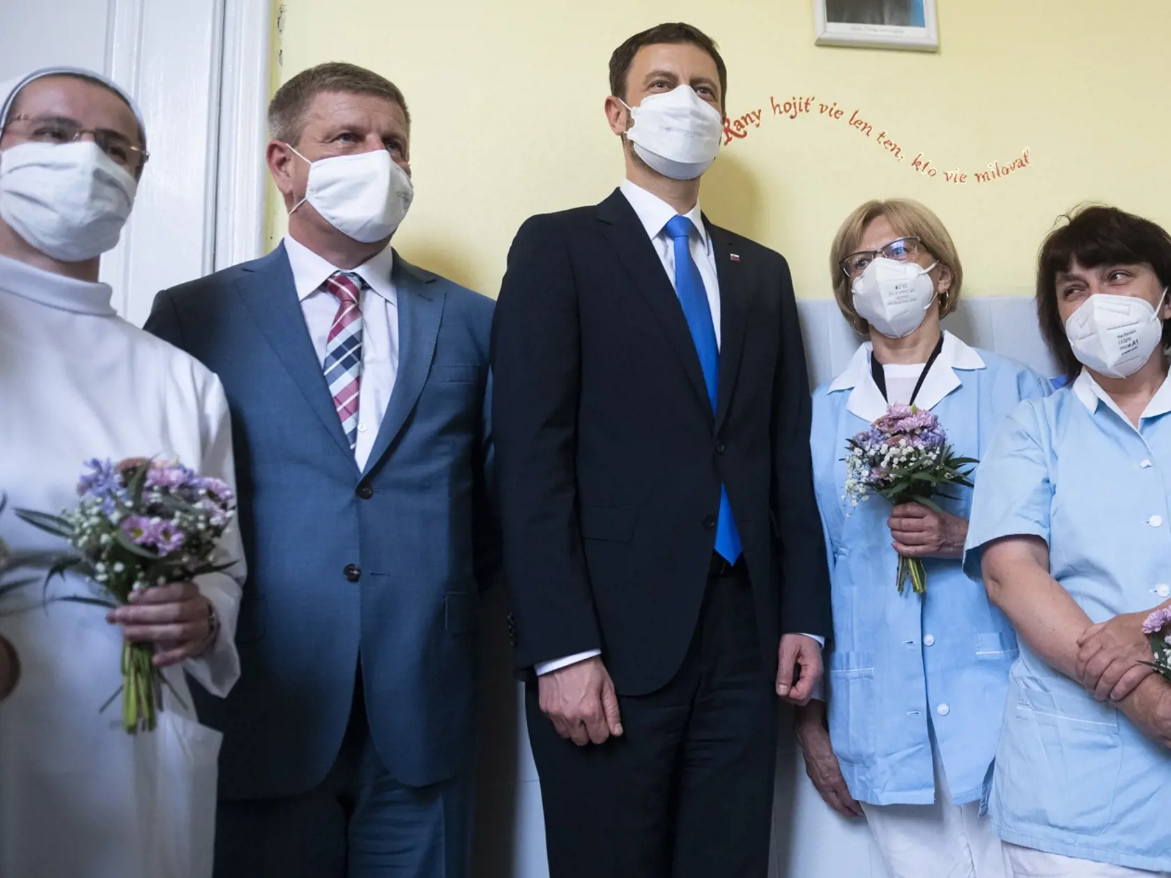 Na snímke uprostred sprava predseda vlády SR Eduard Heger (OĽaNO), minister zdravotníctva SR Vladimír Lengvarský (nominant OĽaNO) pózujú so zdravotnými sestrami, ktorým rozdali kvety počas návštevy Univerzitnej nemocnice Bratislava pri príležitosti Medzinárodného dňa sestier 12. mája 2021. FOTO TASR - Jaroslav Novák