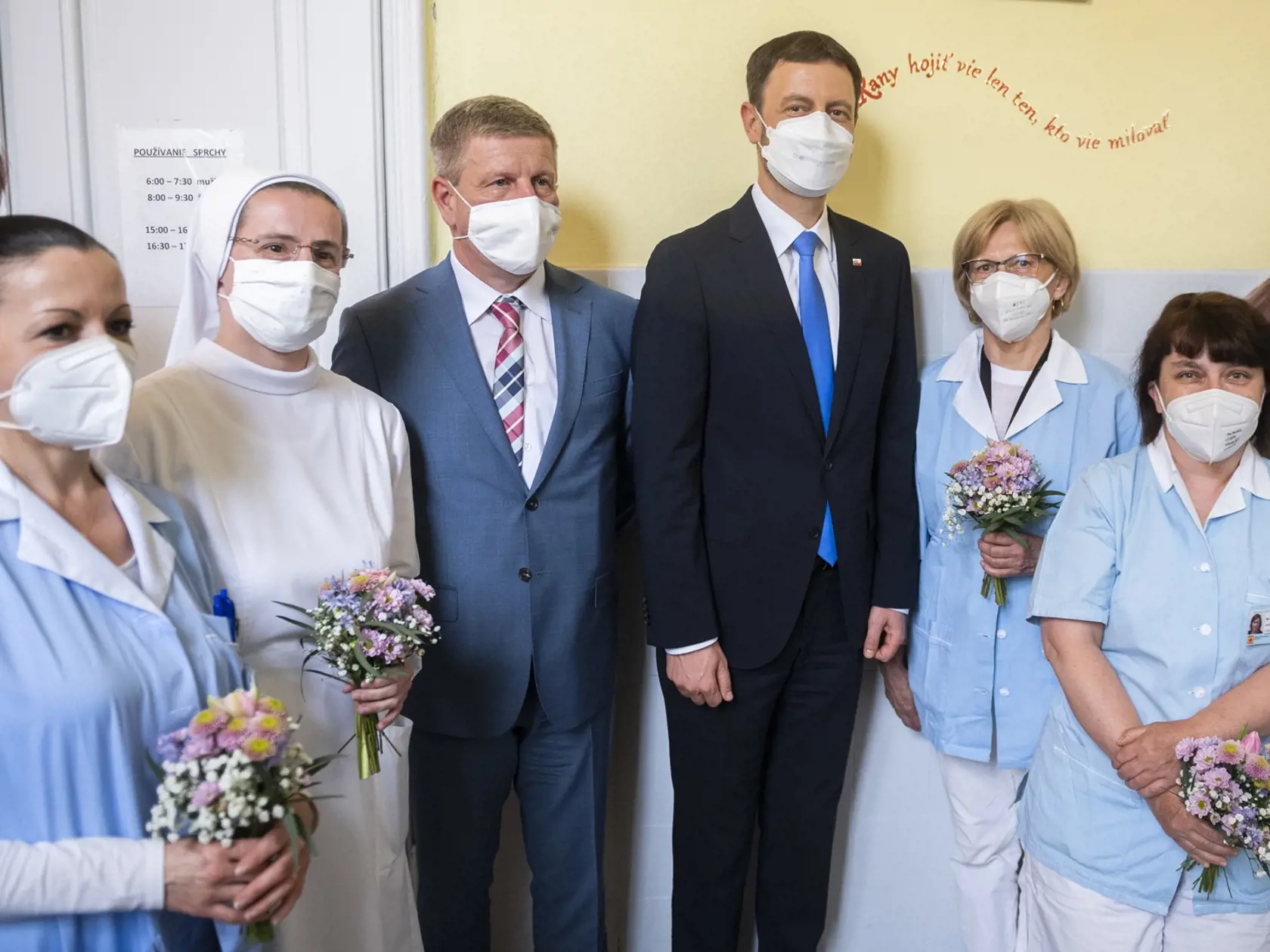 Na snímke uprostred sprava predseda vlády SR Eduard Heger (OĽaNO), minister zdravotníctva SR Vladimír Lengvarský (nominant OĽaNO) pózujú so zdravotnými sestrami, ktorým rozdali kvety počas návštevy Univerzitnej nemocnice Bratislava pri príležitosti Medzinárodného dňa sestier 12. mája 2021. FOTO TASR - Jaroslav Novák