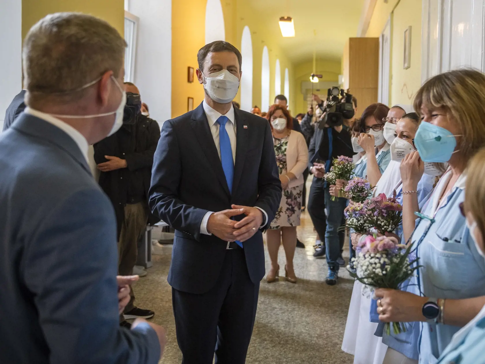 Na snímke sprava predseda vlády SR Eduard Heger (OĽaNO), minister zdravotníctva SR Vladimír Lengvarský (nominant OĽaNO) rozdávajú kvety sestrám počas návštevy Univerzitnej nemocnice Bratislava pri príležitosti Medzinárodného dňa sestier 12. mája 2021. FOTO TASR - Jaroslav Novák