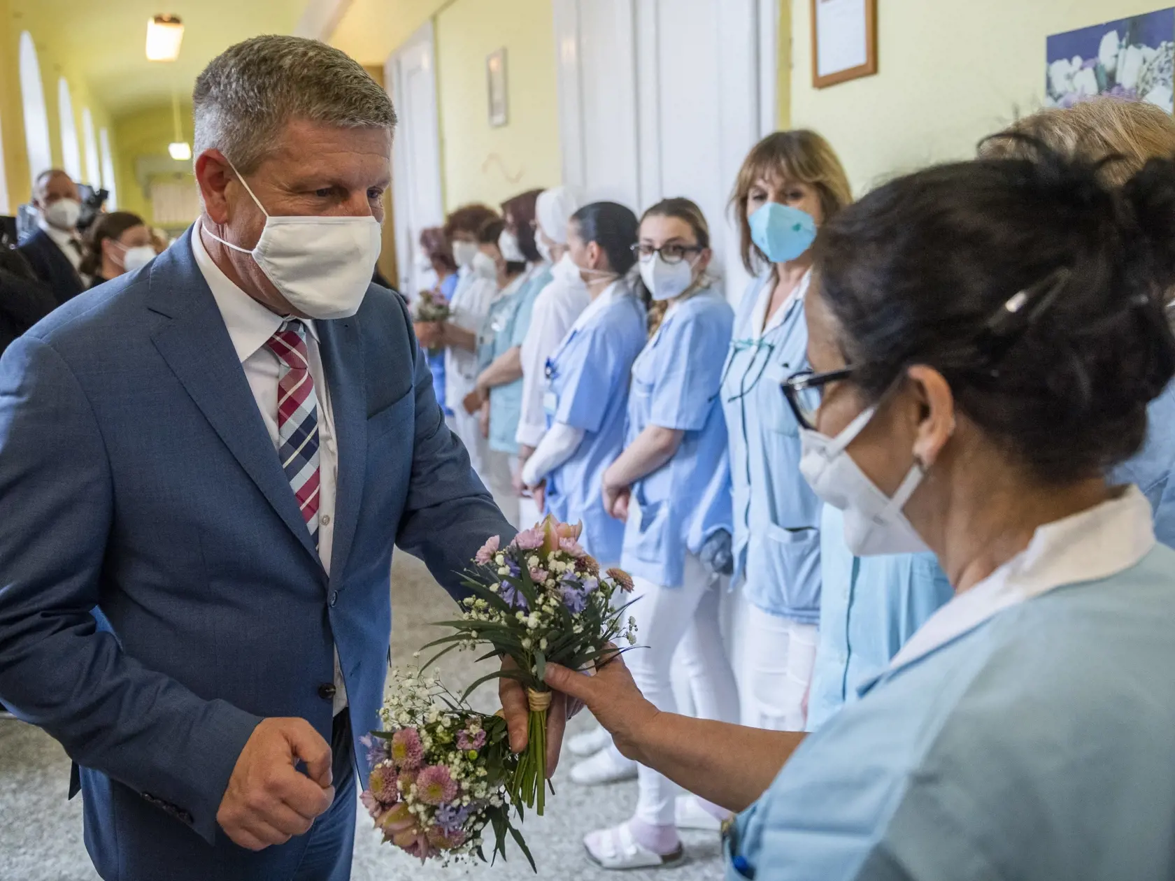 Na snímke minister zdravotníctva SR Vladimír Lengvarský (nominant OĽaNO) rozdáva kvety sestrám počas návštevy Univerzitnej nemocnice Bratislava pri príležitosti Medzinárodného dňa sestier 12. mája 2021. FOTO TASR - Jaroslav Novák