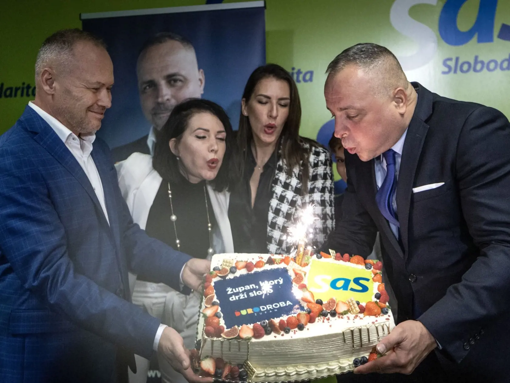 V liberálnom dome sa oslavovalo. „Župan @durodroba  je môj absolútny favorit do výkonnej politiky od prvého momentu, čo ho poznám. Myslím, že sa ukázal skvele. GRATULUJEM Juraj Droba,“ napísala Janka Bittó Cigániková (druhá zľava) na sociálnu sieť.