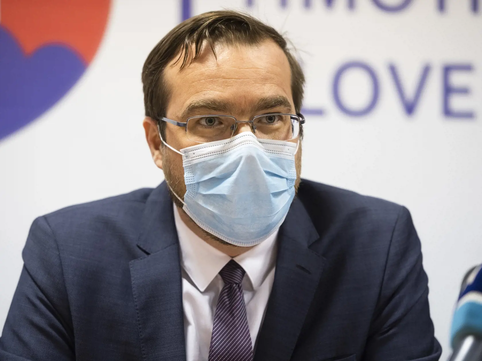Na snímke minister zdravotníctva SR Marek Krajčí (OĽaNO) počas tlačového brífingu po rokovaniach na Správe štátnych hmotných rezerv (SŠHR) SR v Bratislave 22. marca 2020.