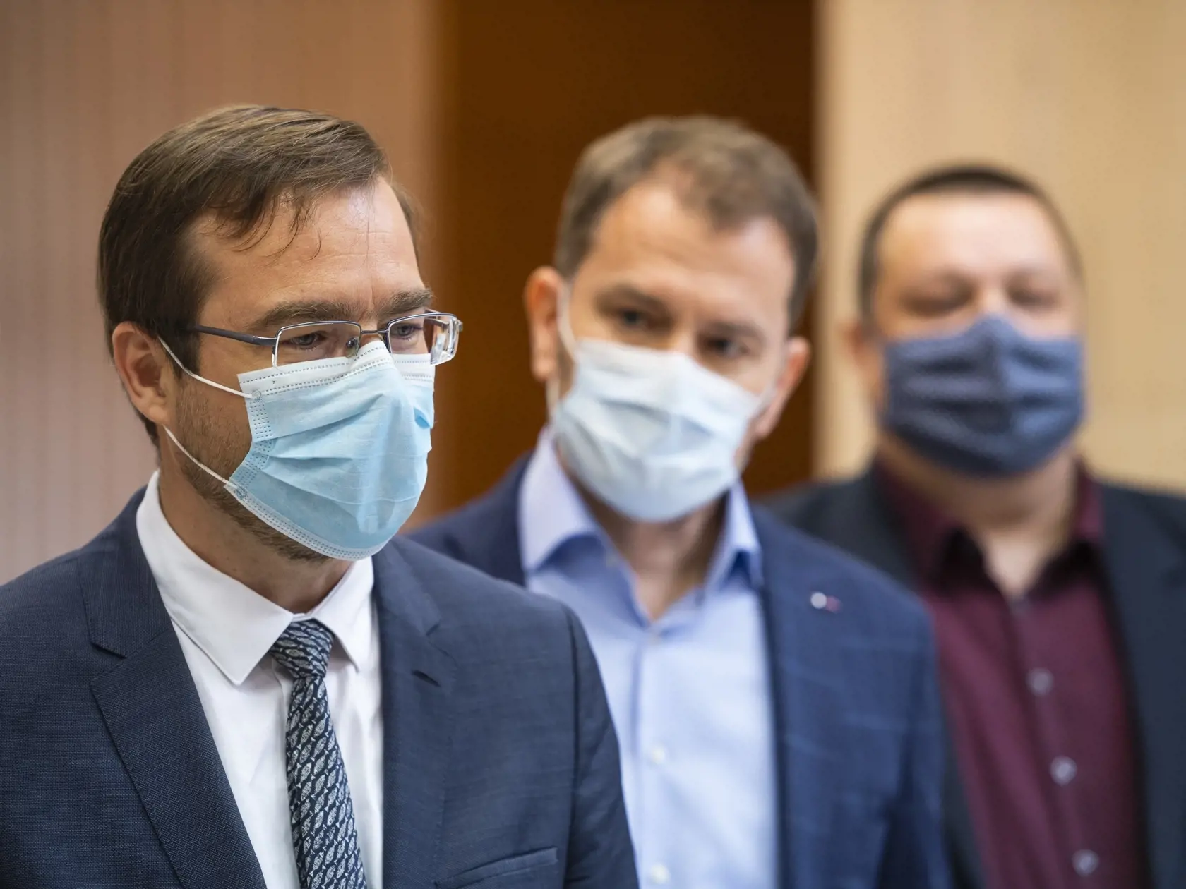 Na snímke zľava minister zdravotníctva SR Marek Krajčí, predseda vlády SR Igor Matovič (obaja OĽaNO) a hlavný hygienik SR Ján Mikas pred zasadnutím krízového štábu SR v Bratislave 23. marca 2020.