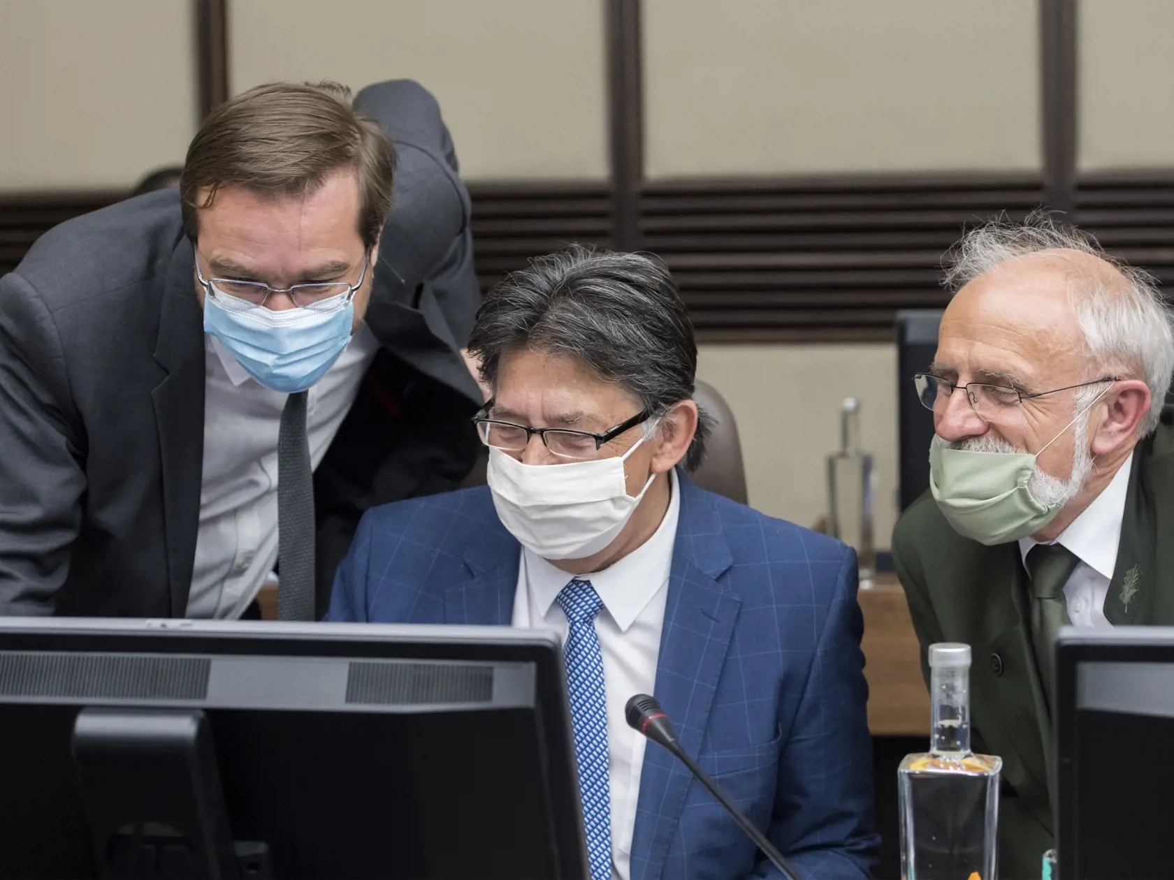 Na snímke sprava minister pôdohospodárstva a rozvoja vidieka SR Ján Mičovský (OĽaNO), minister životného prostredia SR Ján Budaj (OĽaNO) a minister zdravotníctva SR Marek Krajčí (OĽaNO) počas rokovania 16. schôdze vlády SR v Bratislave 30. apríla 2020.