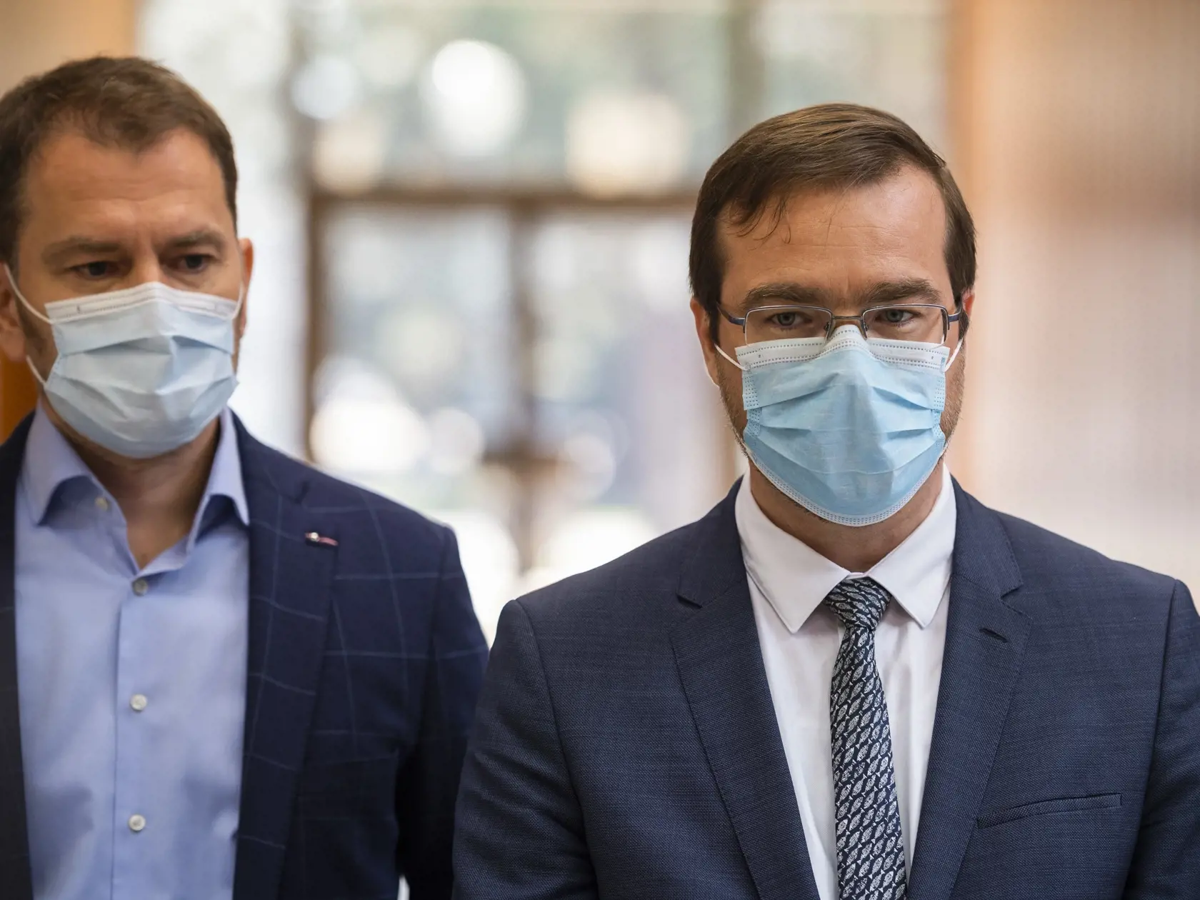Na snímke zľava predseda vlády SR Igor Matovič a minister zdravotníctva SR Marek Krajčí (obaja OĽaNO) pred zasadnutím krízového štábu SR v Bratislave 23. marca 2020.