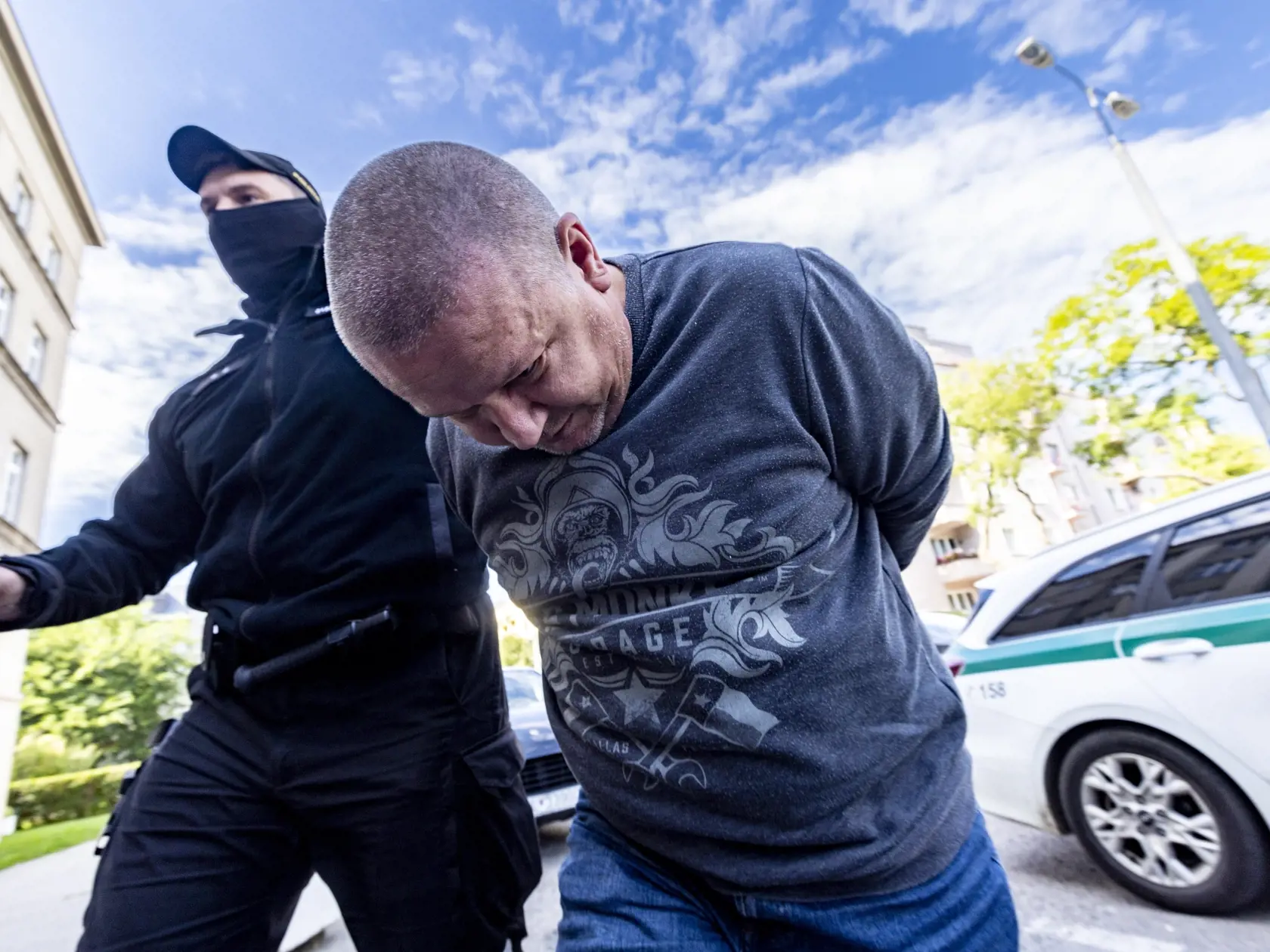 Pozeráte sa do tváre muža, ktorého polícia viní z beštiálneho znásilnenia mladučkej študentky.