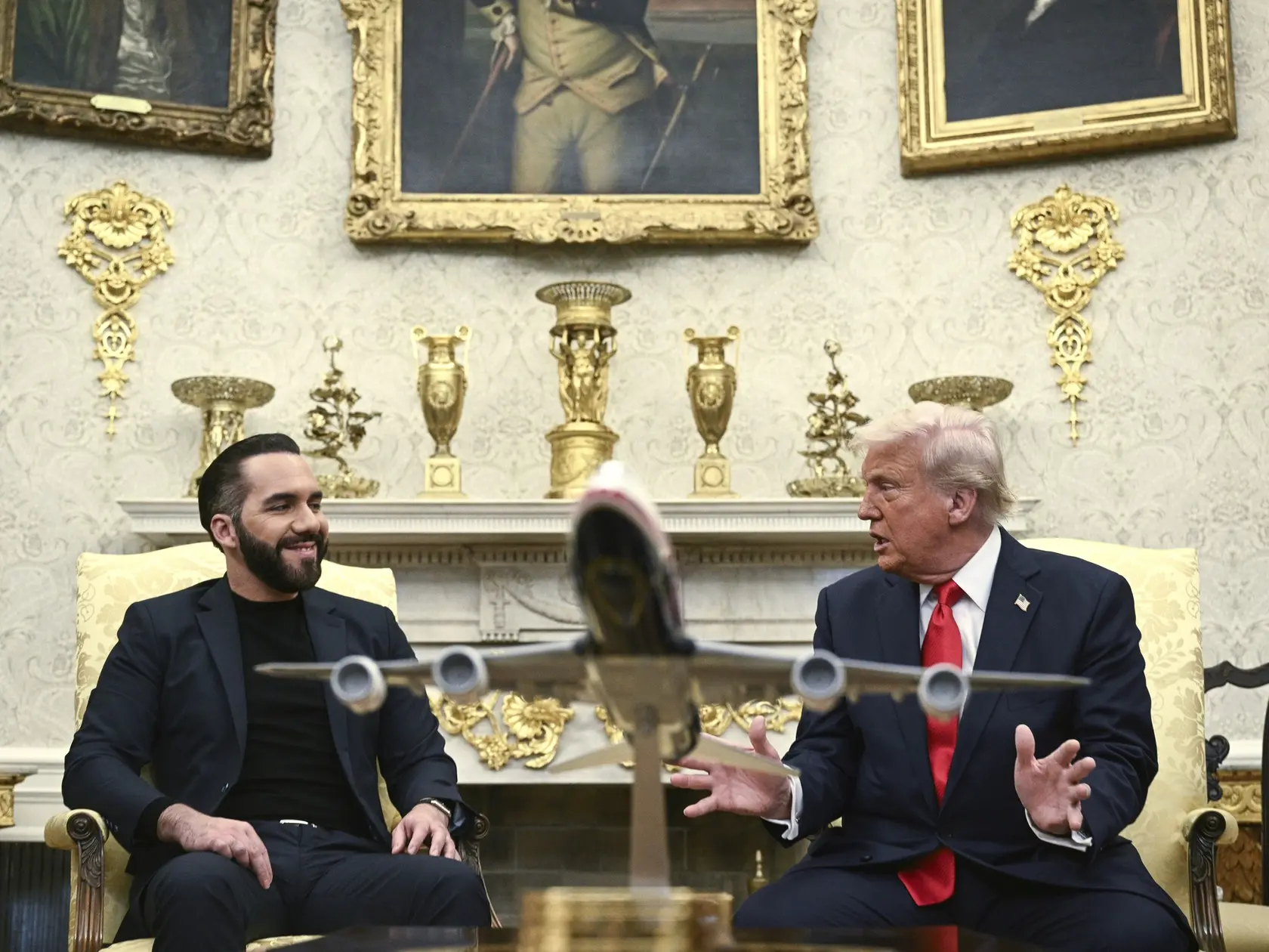 Americký prezident Donald Trump (vpravo) sa rozpráva so salvádorským prezidentom Nayibom Bukelem počas ich stretnutia v Oválnej pracovni Bieleho domu vo Washingtone 14. apríla 2025. FOTO TASR/AP