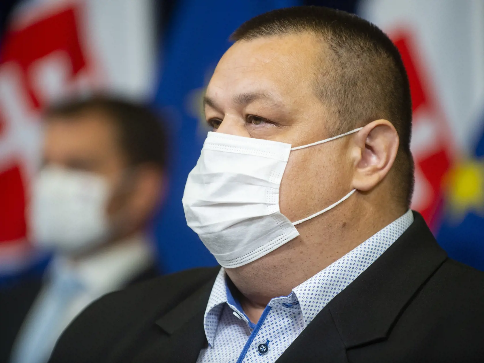 Hlavný hygienik Ján Mikas rozdelil prípady na Slovensku na tri kategórie. V prvej ide o skupinu importovaných prípadov zo zahraničia, ďalej ide o úzke, najmä rodinné kontakty už pozitívne testovaných osôb a nakoniec roztrúsené prípady, ktoré sa objavia, no tie sú podľa jeho slov pod epidemiologickým dohľadom.