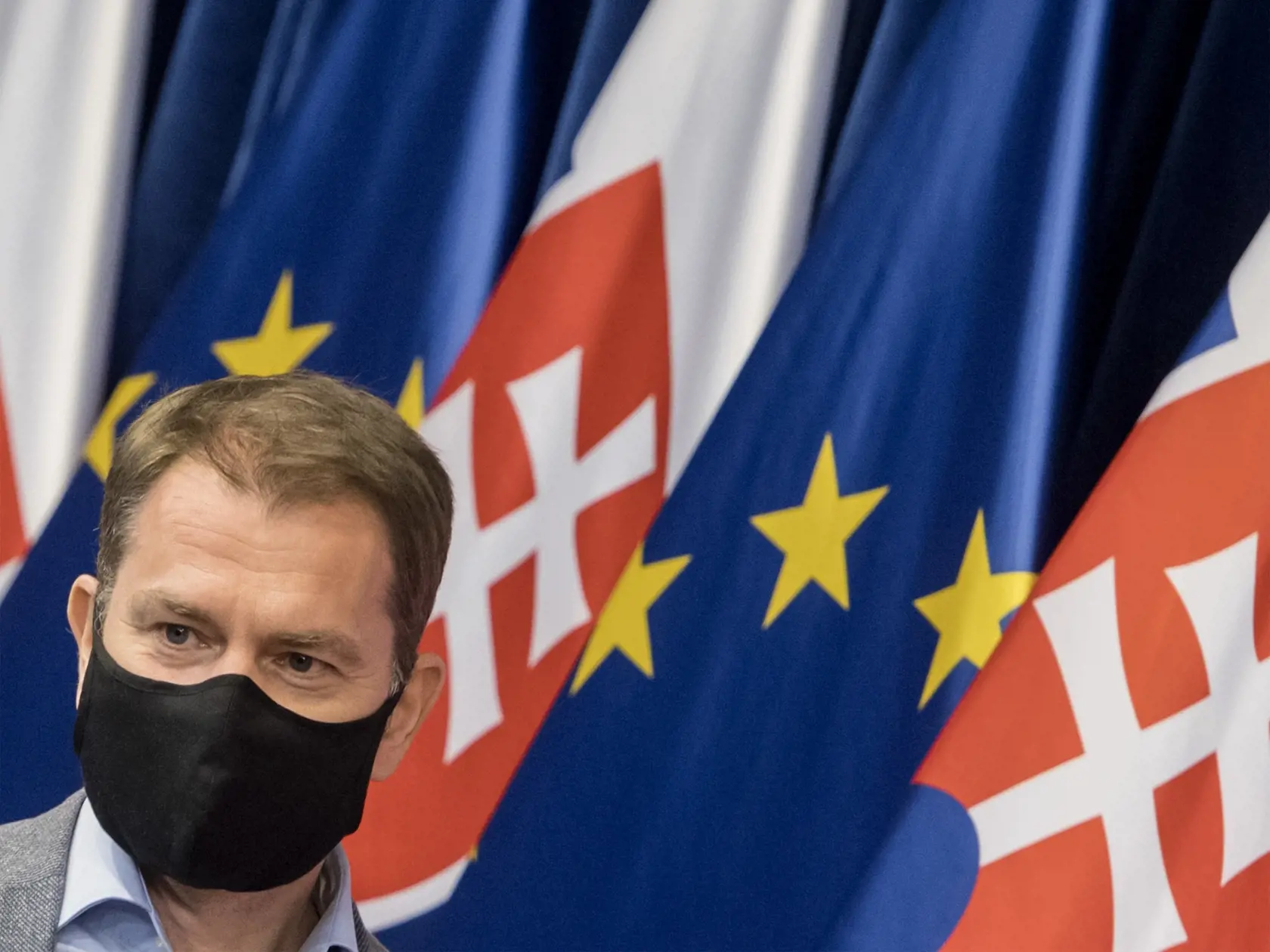 Vláda prerokuje v pondelok na mimoriadnom zasadnutí legislatívnu úpravu, ktorá umožní poslať občanovi prichádzajúcemu z "červenej", nebezpečnej krajiny SMS správu.