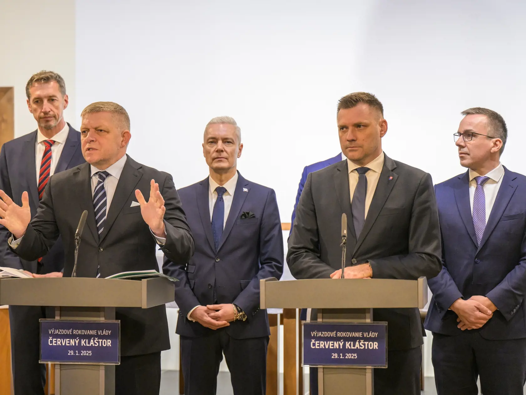 Na snímke predstavitelia vlády a regiónu, vľavo predseda vlády SR Robert Fico (Smer-SD) a v popredí vpravo podpredseda vlády a minister životného prostredia SR Tomáš Taraba (nominant SNS) počas tlačovej konferencie po výjazdovom rokovaní vlády Slovenskej republiky v Červenom Kláštore 29. januára 2025. FOTO TASR - Veronika Mihaliková

