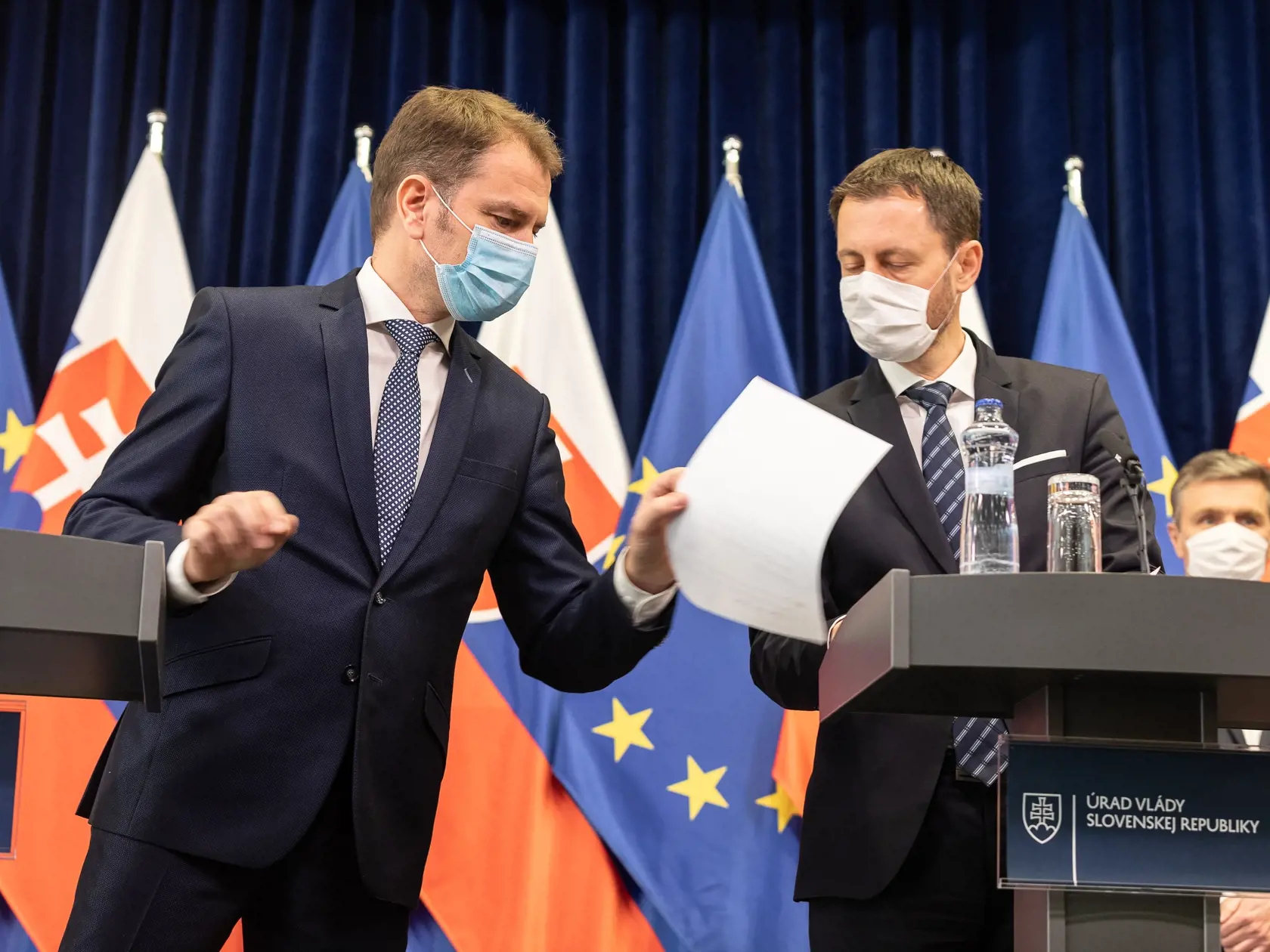 Vláda prerokuje v pondelok na mimoriadnom zasadnutí legislatívnu úpravu, ktorá umožní poslať občanovi prichádzajúcemu z "červenej", nebezpečnej krajiny SMS správu.