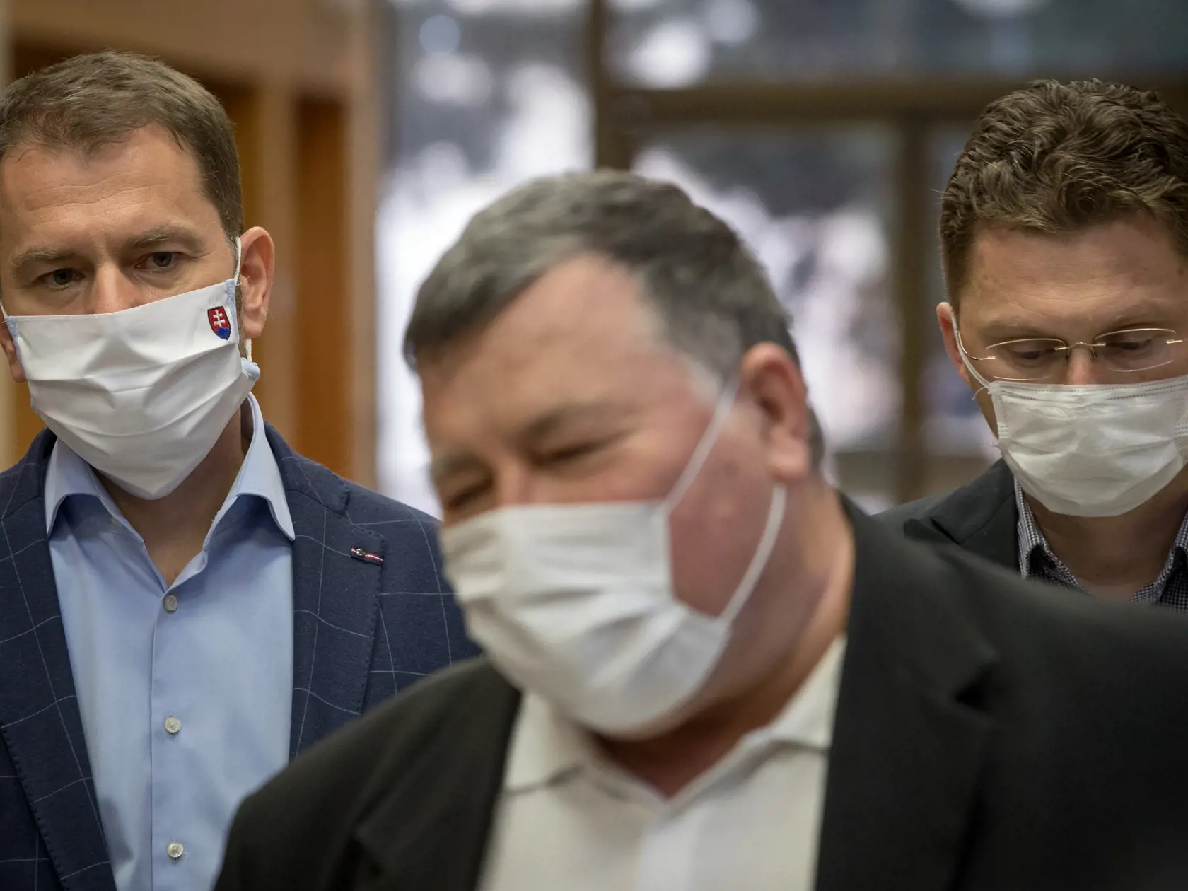 Vláda prerokuje v pondelok na mimoriadnom zasadnutí legislatívnu úpravu, ktorá umožní poslať občanovi prichádzajúcemu z "červenej", nebezpečnej krajiny SMS správu.