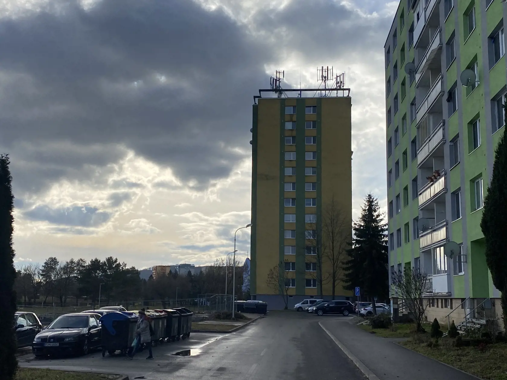 Súčasný stav na Mukačevskej ulici v Prešove. Bytovka, v ktorej vybuchol pred dvomi rokmi plyn a ktorú museli zbúrať, stála vľavo.