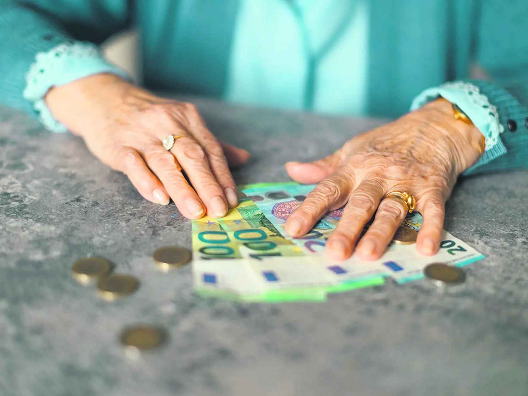 Seniori dostanú pred Vianocami viac, ako pôvodne sľubovali.