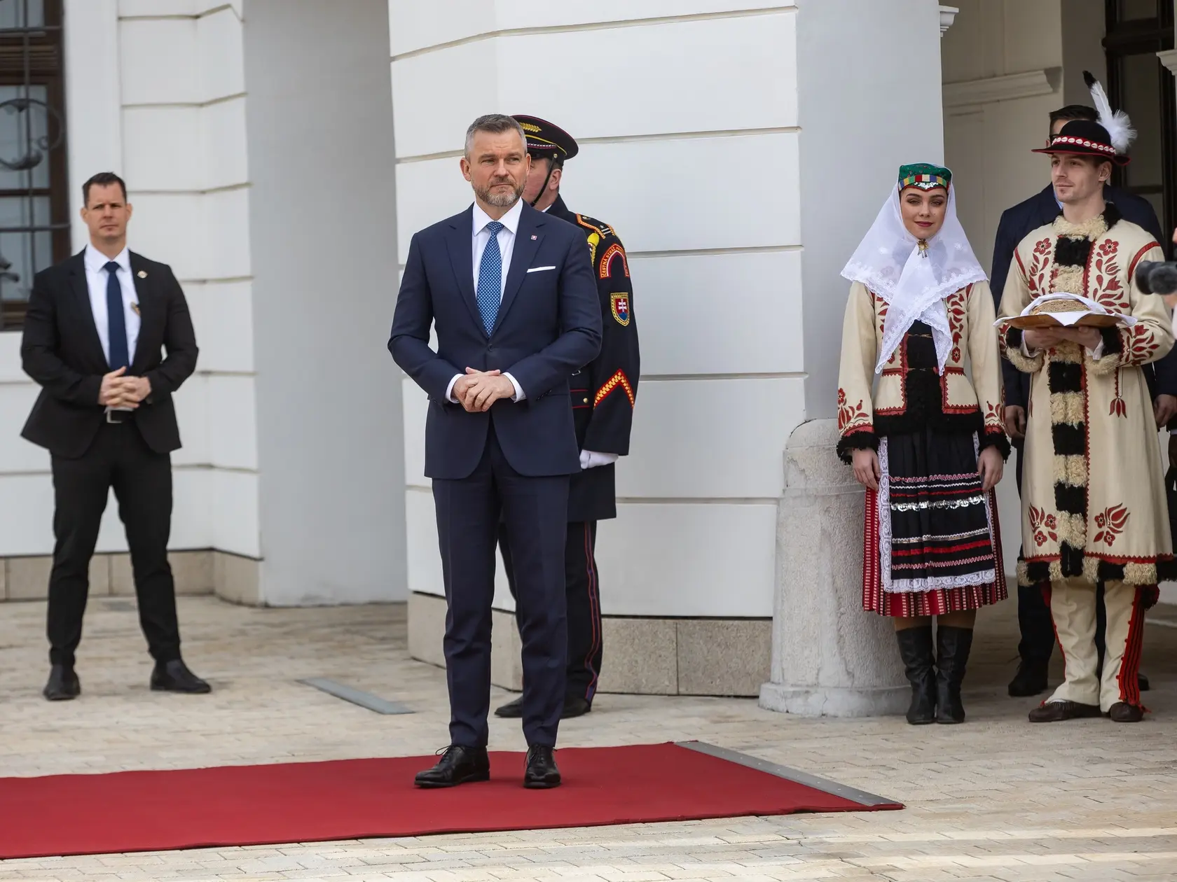 Prezident SR Peter Pellegrini víta v Grasalkovičovom paláci prezidentku Indickej republiky Draupadi Murmúovú.
