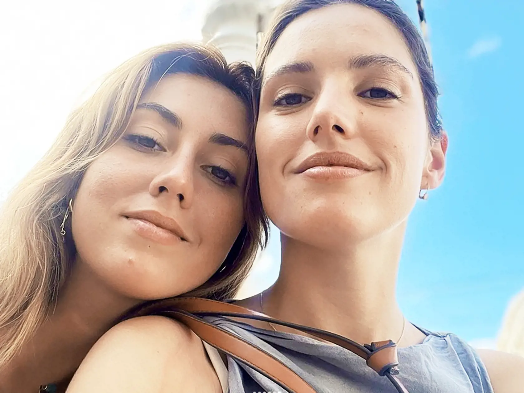 Zbližujú sa. Sarah má jednu sestru. Časom sa z nich stali najlepšie priateľky.