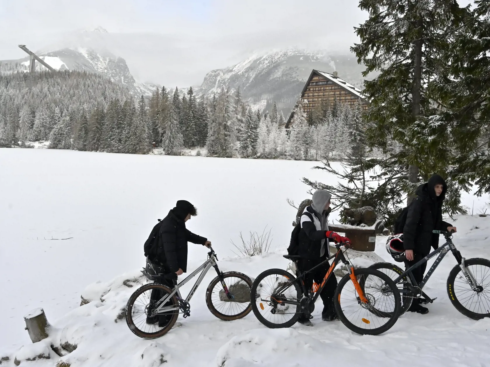 Na snímke turisti s bicyklami na zamrznutom Štrbskom plese vo Vysokých Tatrách 7. decembra 2024.