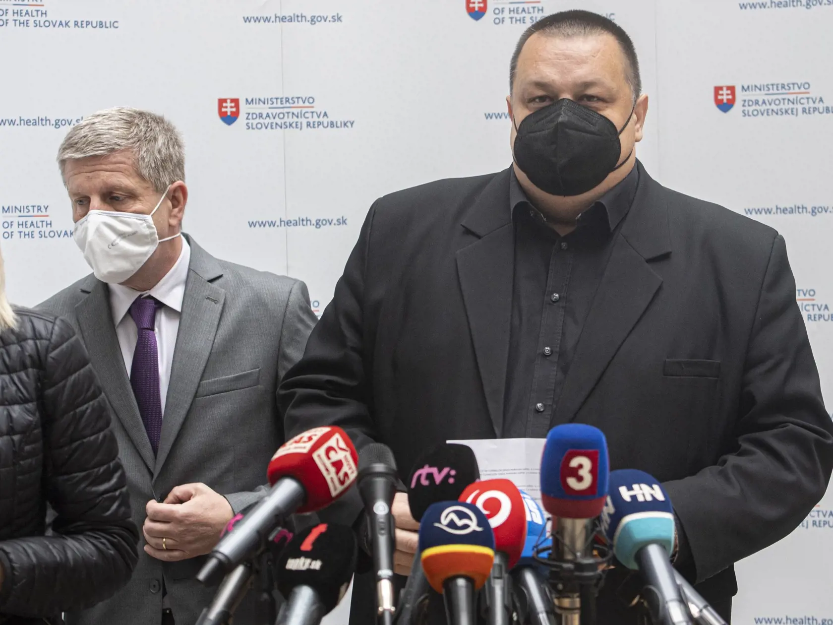 Na snímke minister zdravotníctva SR Vladimír Lengvarský (vľavo) a hlavný hygienik SR Ján Mikas (vpravo) počas tlačovej konferencie na tému Aktuálne opatrenia v súvislosti s COVID-19, 7. mája 2021 v Bratislave. FOTO TASR - Martin Baumann
