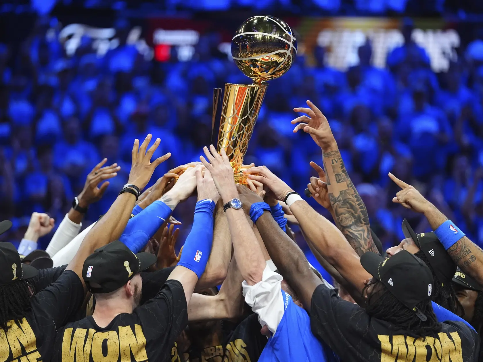 Basketbalisti Oklahoma City Jalen Williams pózujú s majstrovským pohárom Larryho O'Briena po víťazstve v rozhodujúcom siedmom stretnutí.