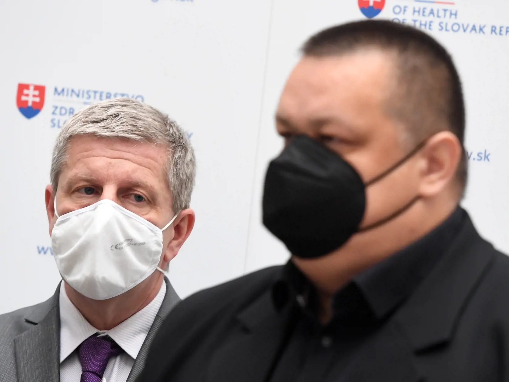 Na snímke minister zdravotníctva SR Vladimír Lengvarský (vľavo) a hlavný hygienik SR Ján Mikas (vpravo) počas tlačovej konferencie na tému Aktuálne opatrenia v súvislosti s COVID-19, 7. mája 2021 v Bratislave. FOTO TASR - Martin Baumann