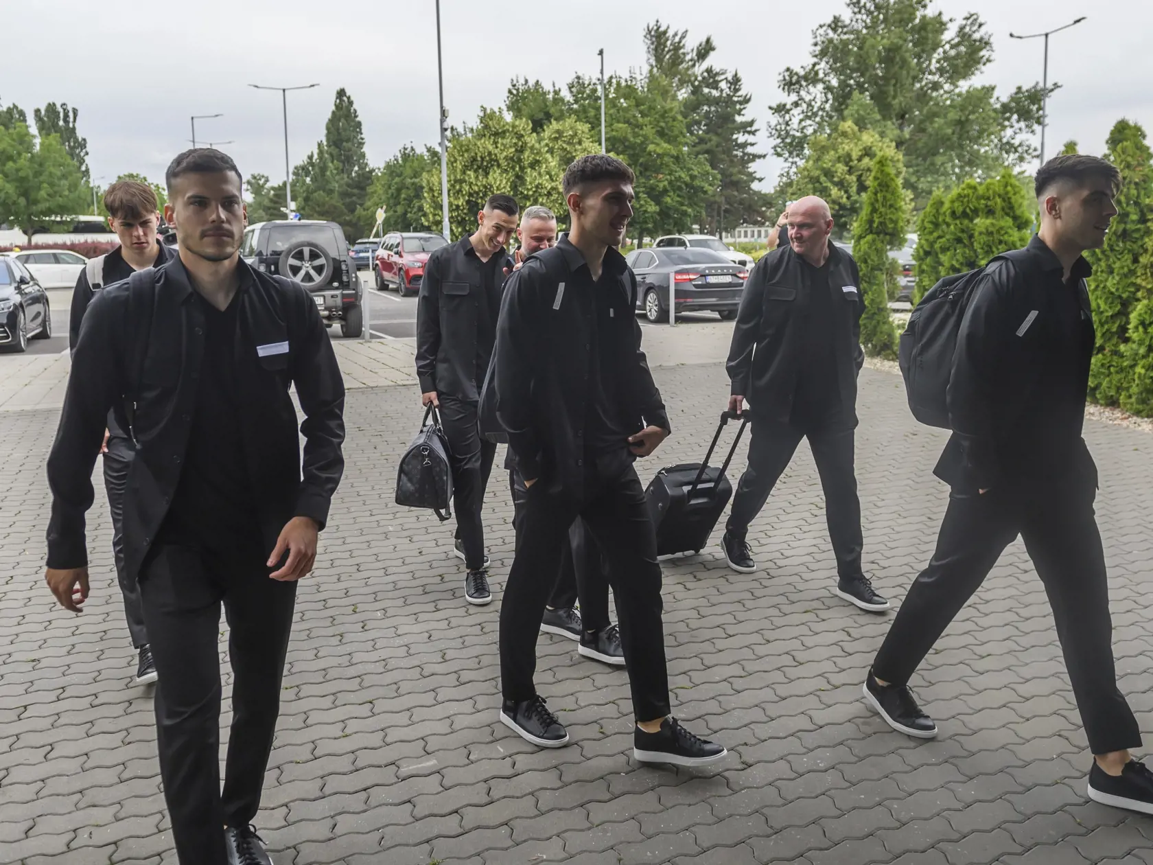Na snímke slovenskí futbalisti pred odchodom na majstrovstvá Európy vo futbale v Nemecku na letisku v Bratislave 11. júna 2024. Majstrovstvá Európy vo futbale sa uskutočnia v Nemecku od 14. júna do 14. júla 2024.