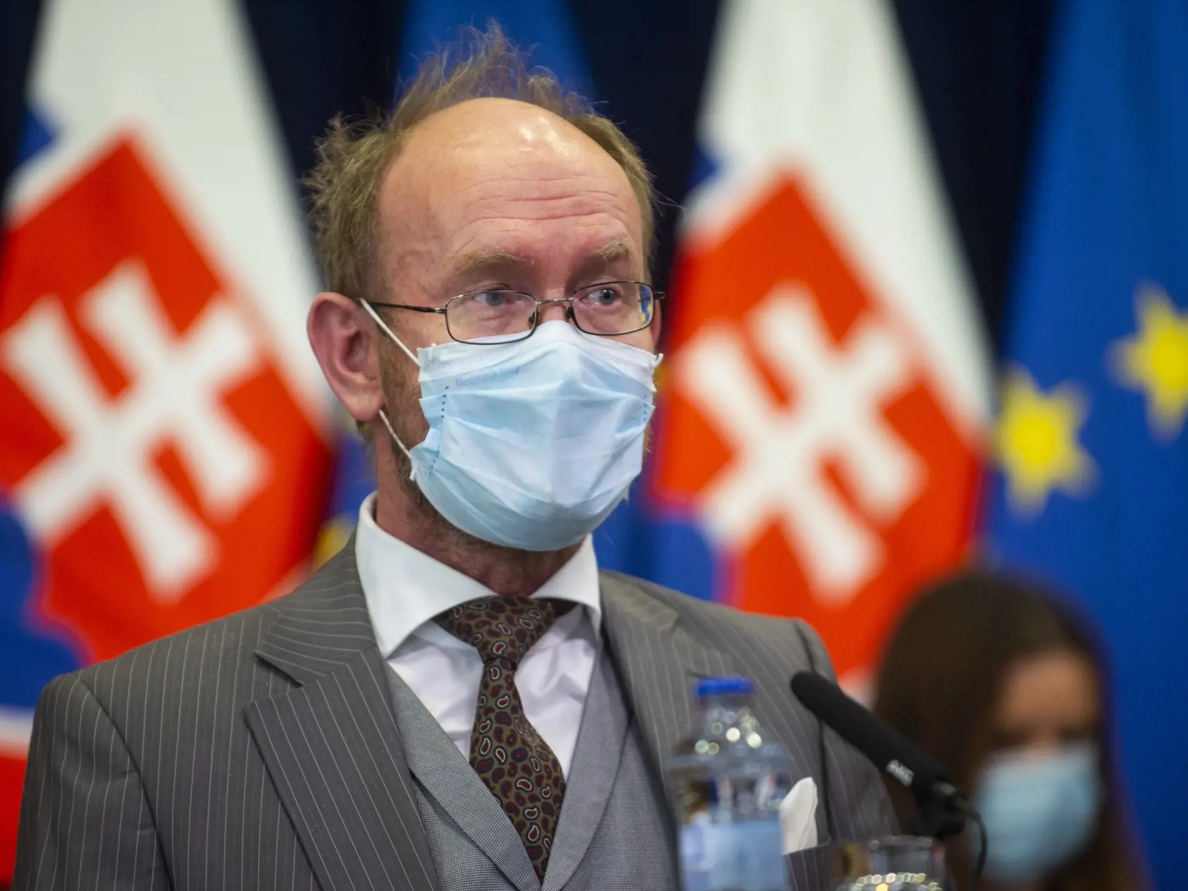 Dôvod, prečo počty narastajú prisudzujú odborníci cestovaniu. „Väčšinou sú to takmer všetko importované prípady zo zahraničia. Stúpa to najmä preto, že jednak sa dohľadávajú kontakty importov a mnohí ľudia, ktorí sa vrátili a boli v 5-dňovej karanténe, sa dali testovať,“ uviedol uznávaný profesor a infektológ Pavol Jarčuška z Kliniky infektológie a cestovnej medicíny Univerzitnej nemocnice L. Pasteura a LF UPJŠ v Košiciach a prezident Slovenskej spoločnosti infektológov.