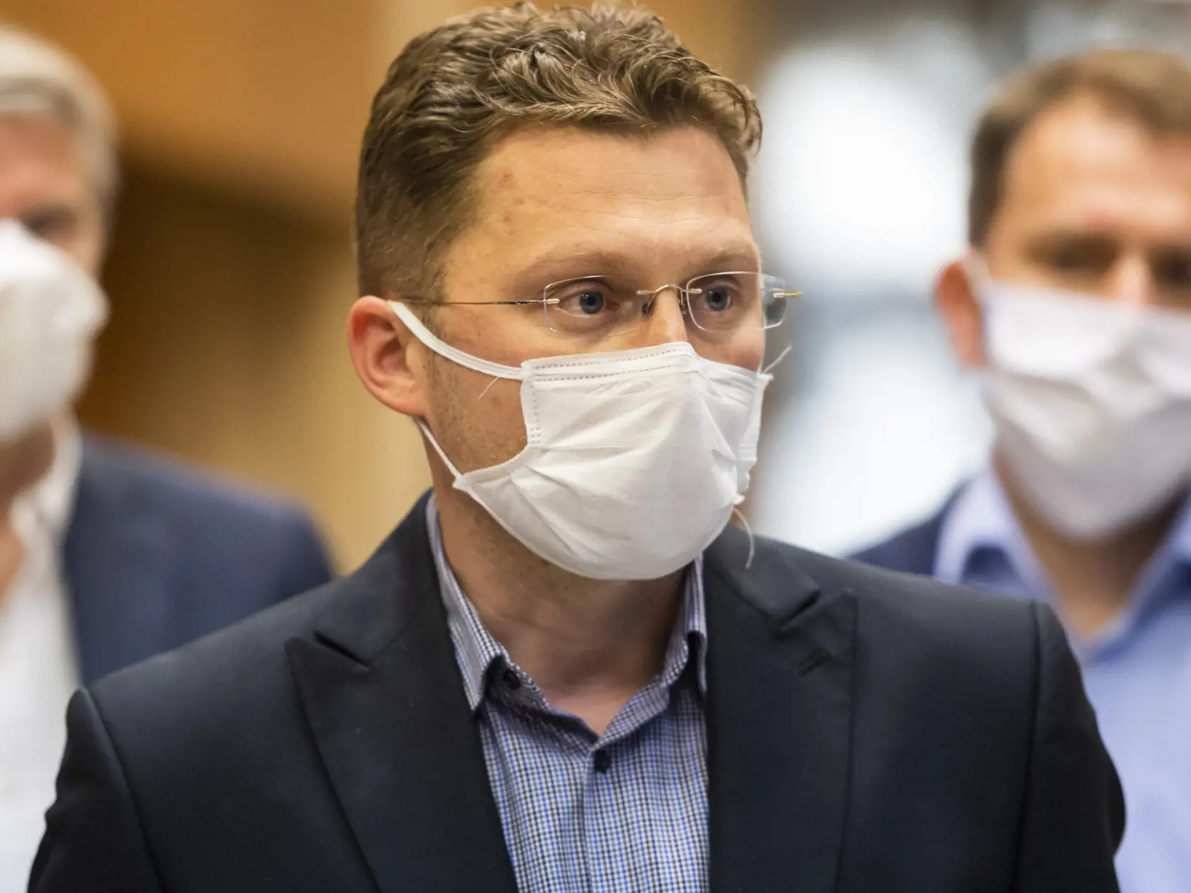 Na zasadnutí sa bude rozhodovať o ďalšom postupe. Prvý krok je už jasný. „Určite treba začať kontrolou hraníc,“ povedal dnes lekár a člen permanentného krízového štábu Peter Visolajský teste pred začiatkom zasadnutia.